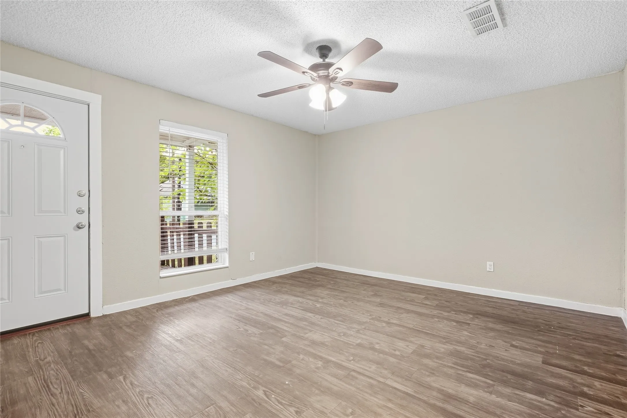 Duplex For Rent in Grayson County , 1102 E Lamar Street A, Sherman, Texas 75090, 4 Bedroom, 2 Bathroom, Garage spaces, 1,466 Sqft, built in 1890, mls#21402543, Real Estate Agent in Sherman, Homes For Rent in Grayson county, Homes For Rent in Sherman, Realtor in Sherman Texas, Real Estate Brokerage Independent Realty Texas, Luminita Cordes Realtor