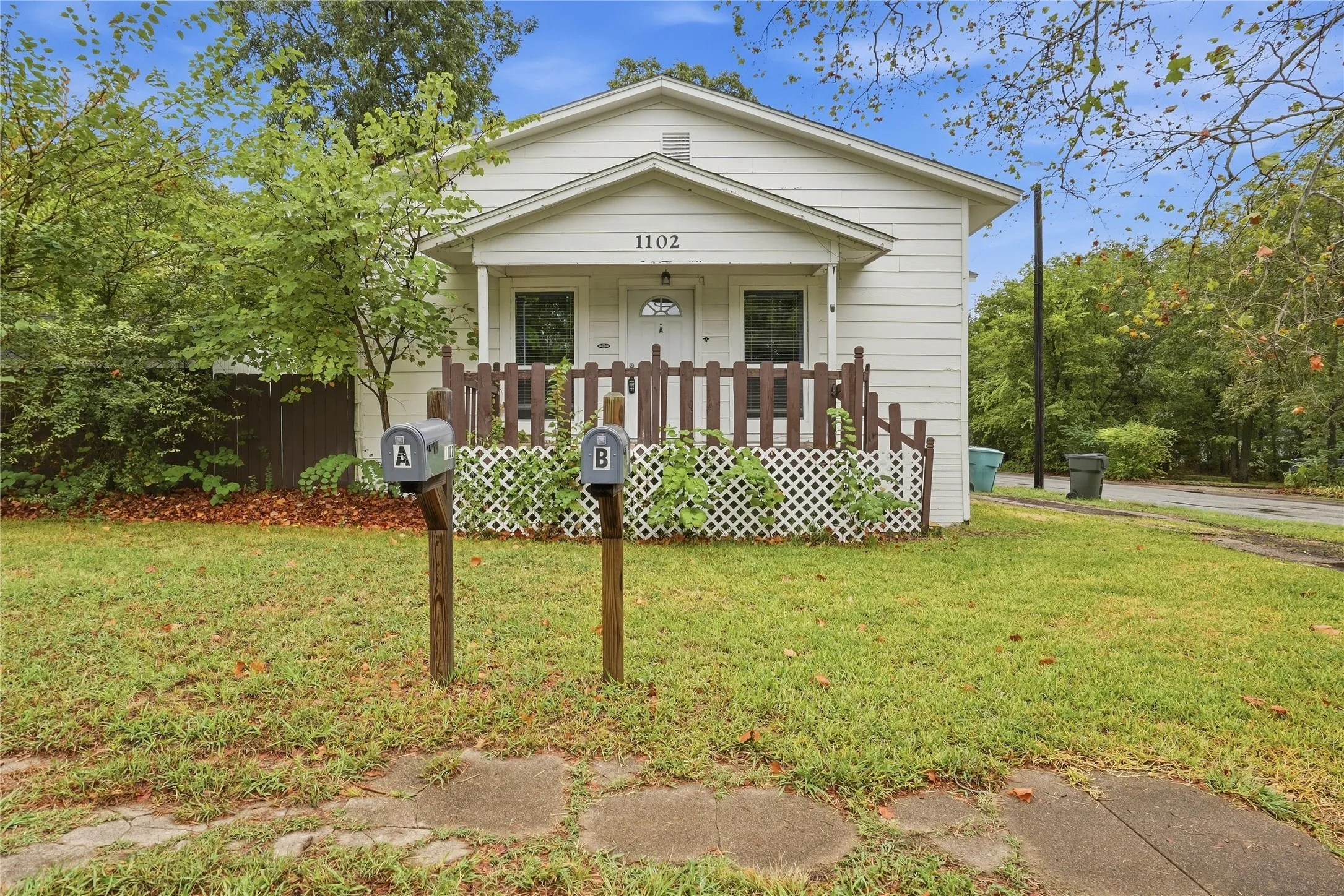 Duplex For Rent in Grayson County , 1102 E Lamar Street A, Sherman, Texas 75090, 4 Bedroom, 2 Bathroom, Garage spaces, 1,466 Sqft, built in 1890, mls#21402543, Real Estate Agent in Sherman, Homes For Rent in Grayson county, Homes For Rent in Sherman, Realtor in Sherman Texas, Real Estate Brokerage Independent Realty Texas, Luminita Cordes Realtor