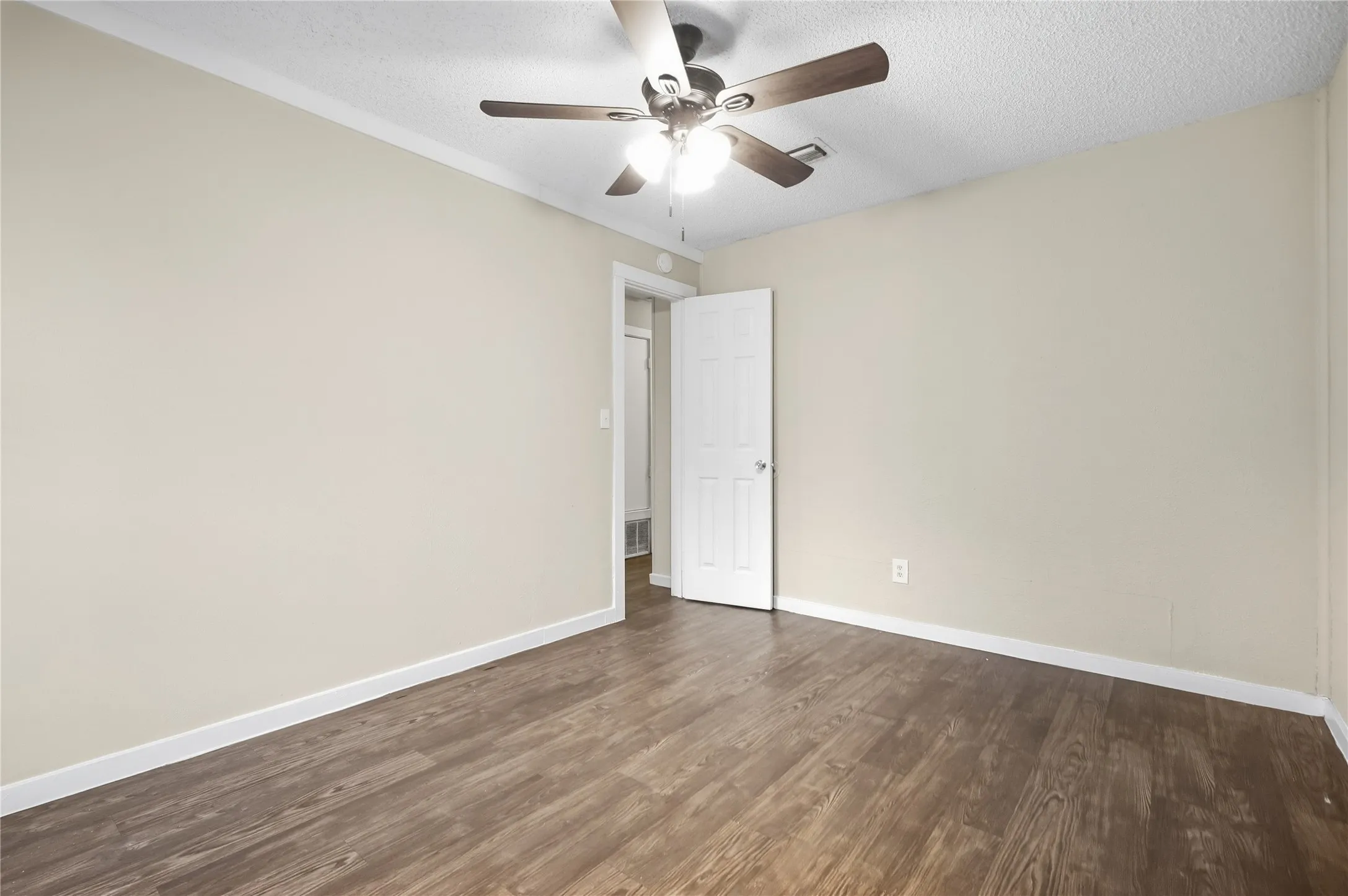 Duplex For Rent in Grayson County , 1102 E Lamar Street A, Sherman, Texas 75090, 4 Bedroom, 2 Bathroom, Garage spaces, 1,466 Sqft, built in 1890, mls#21402543, Real Estate Agent in Sherman, Homes For Rent in Grayson county, Homes For Rent in Sherman, Realtor in Sherman Texas, Real Estate Brokerage Independent Realty Texas, Luminita Cordes Realtor