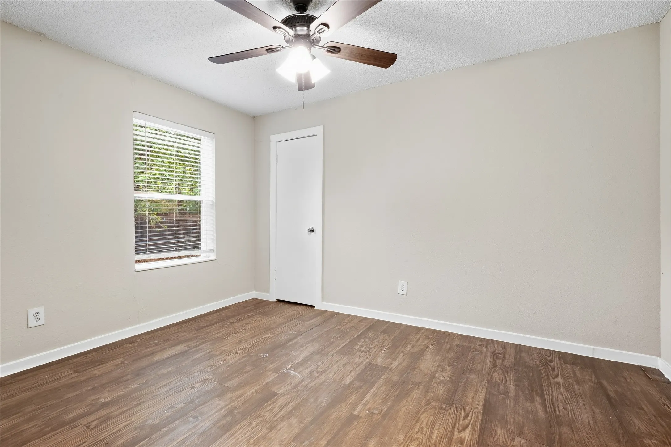 Duplex For Rent in Grayson County , 1102 E Lamar Street A, Sherman, Texas 75090, 4 Bedroom, 2 Bathroom, Garage spaces, 1,466 Sqft, built in 1890, mls#21402543, Real Estate Agent in Sherman, Homes For Rent in Grayson county, Homes For Rent in Sherman, Realtor in Sherman Texas, Real Estate Brokerage Independent Realty Texas, Luminita Cordes Realtor