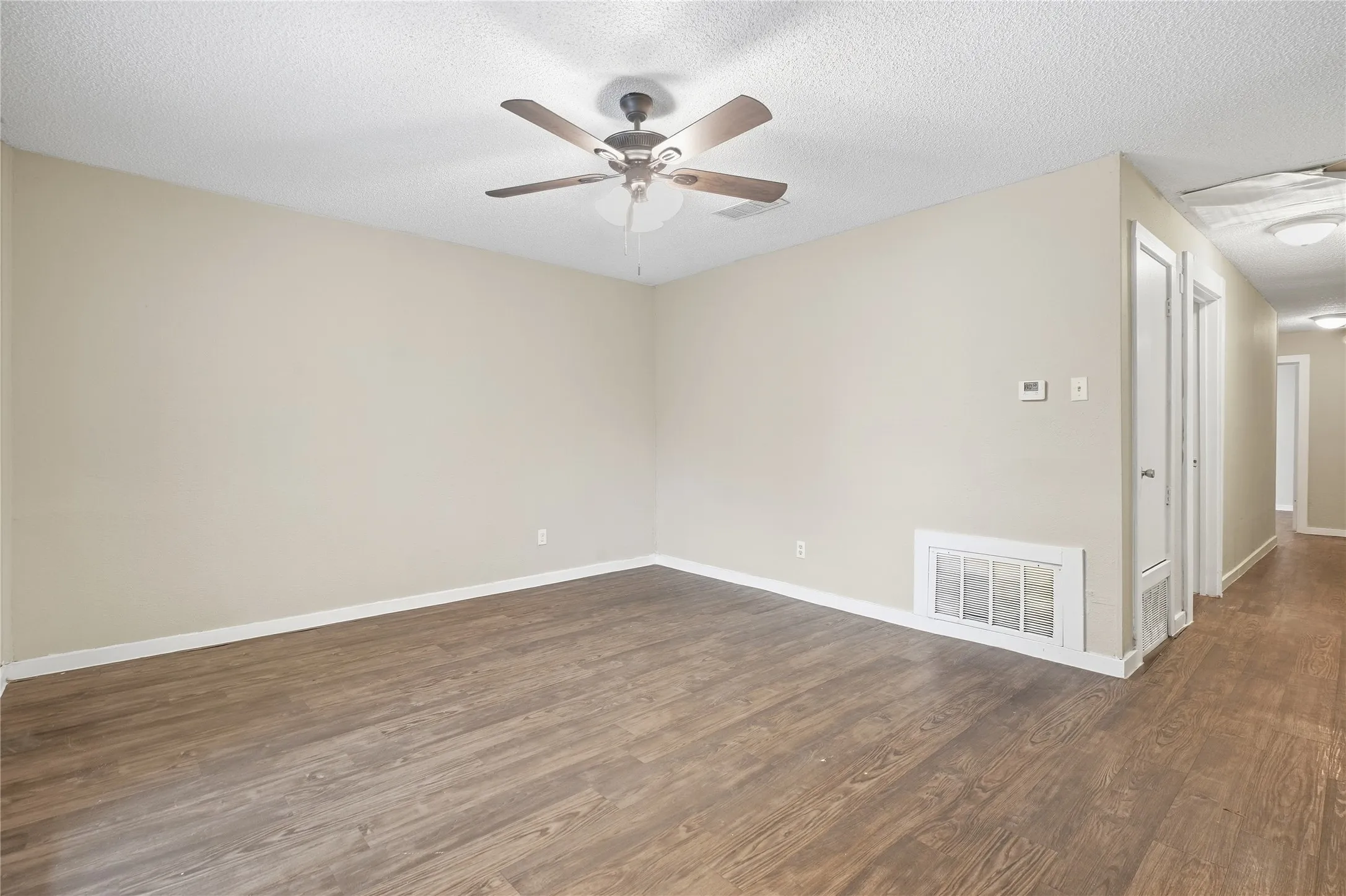 Duplex For Rent in Grayson County , 1102 E Lamar Street A, Sherman, Texas 75090, 4 Bedroom, 2 Bathroom, Garage spaces, 1,466 Sqft, built in 1890, mls#21402543, Real Estate Agent in Sherman, Homes For Rent in Grayson county, Homes For Rent in Sherman, Realtor in Sherman Texas, Real Estate Brokerage Independent Realty Texas, Luminita Cordes Realtor