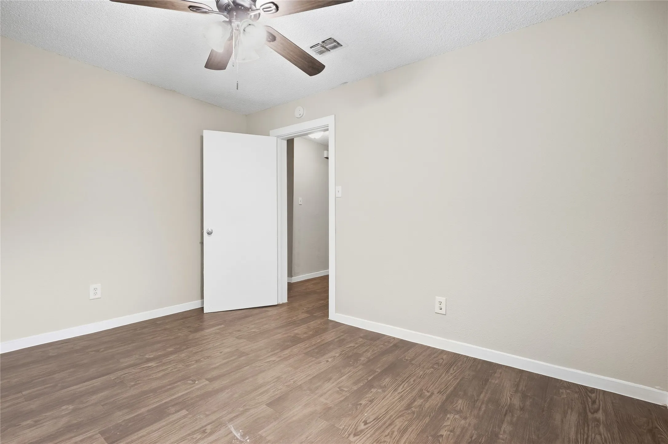 Duplex For Rent in Grayson County , 1102 E Lamar Street A, Sherman, Texas 75090, 4 Bedroom, 2 Bathroom, Garage spaces, 1,466 Sqft, built in 1890, mls#21402543, Real Estate Agent in Sherman, Homes For Rent in Grayson county, Homes For Rent in Sherman, Realtor in Sherman Texas, Real Estate Brokerage Independent Realty Texas, Luminita Cordes Realtor