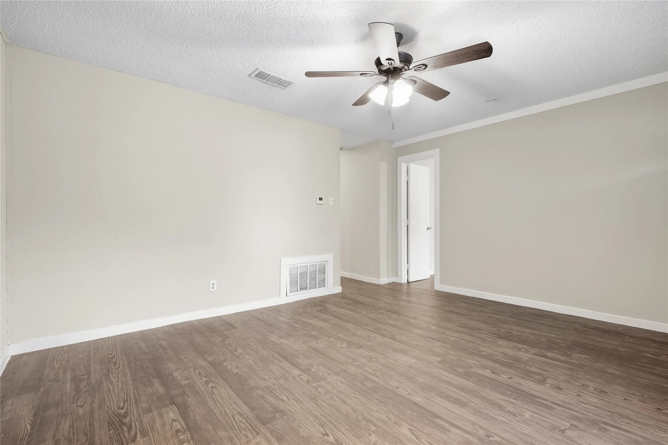 Duplex For Rent in Grayson County , 1102 E Lamar Street A, Sherman, Texas 75090, 4 Bedroom, 2 Bathroom, Garage spaces, 1,466 Sqft, built in 1890, mls#21402543, Real Estate Agent in Sherman, Homes For Rent in Grayson county, Homes For Rent in Sherman, Realtor in Sherman Texas, Real Estate Brokerage Independent Realty Texas, Luminita Cordes Realtor
