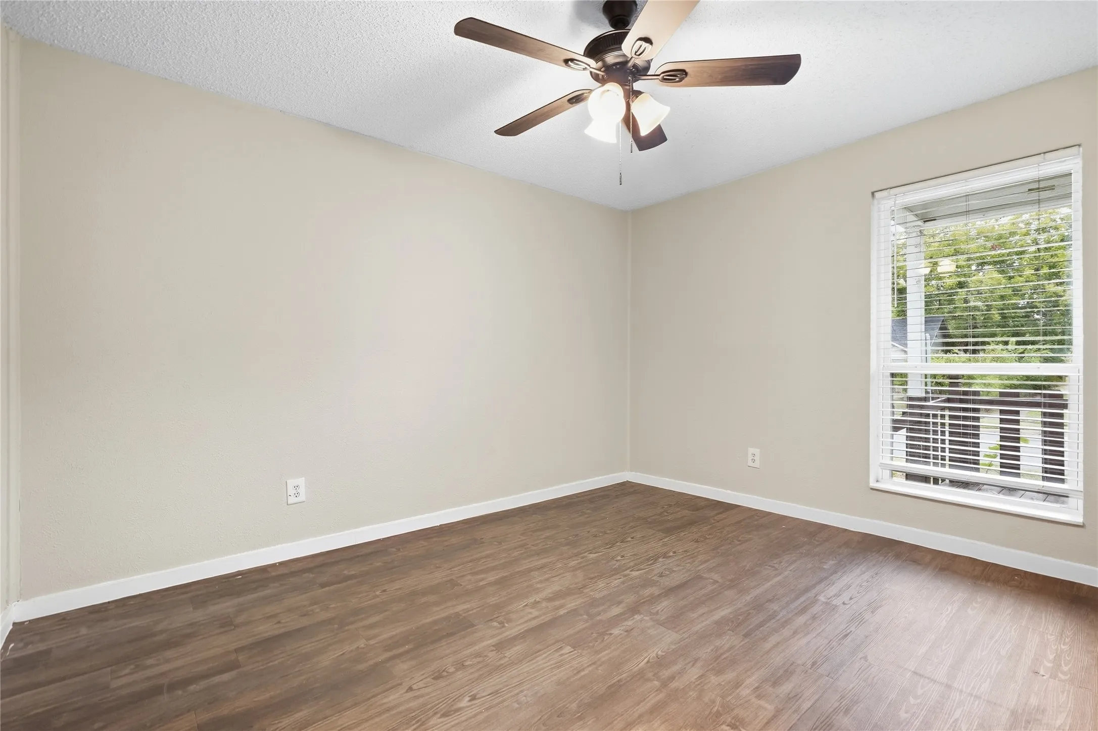 Duplex For Rent in Grayson County , 1102 E Lamar Street A, Sherman, Texas 75090, 4 Bedroom, 2 Bathroom, Garage spaces, 1,466 Sqft, built in 1890, mls#21402543, Real Estate Agent in Sherman, Homes For Rent in Grayson county, Homes For Rent in Sherman, Realtor in Sherman Texas, Real Estate Brokerage Independent Realty Texas, Luminita Cordes Realtor