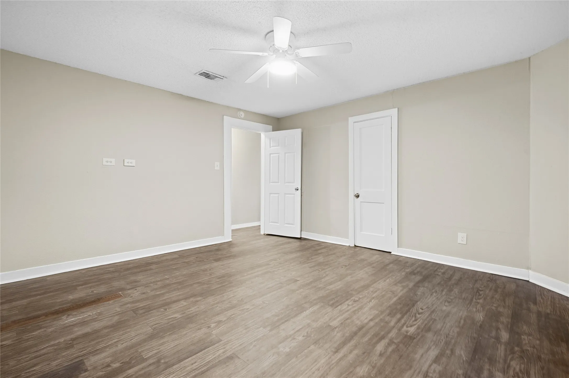 Duplex For Rent in Grayson County , 1102 E Lamar Street A, Sherman, Texas 75090, 4 Bedroom, 2 Bathroom, Garage spaces, 1,466 Sqft, built in 1890, mls#21402543, Real Estate Agent in Sherman, Homes For Rent in Grayson county, Homes For Rent in Sherman, Realtor in Sherman Texas, Real Estate Brokerage Independent Realty Texas, Luminita Cordes Realtor