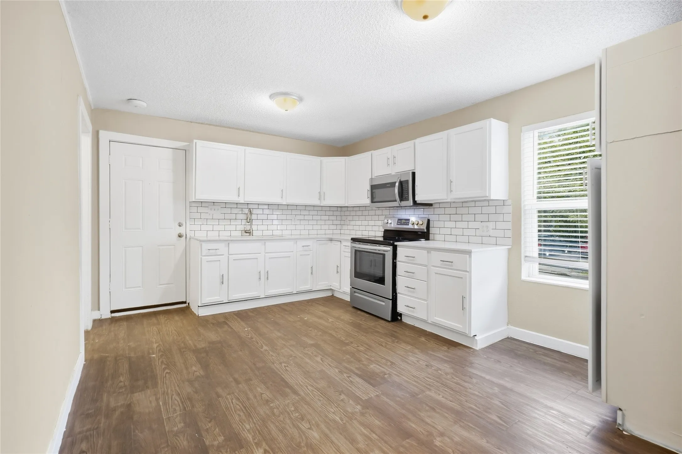 Duplex For Rent in Grayson County , 1102 E Lamar Street A, Sherman, Texas 75090, 4 Bedroom, 2 Bathroom, Garage spaces, 1,466 Sqft, built in 1890, mls#21402543, Real Estate Agent in Sherman, Homes For Rent in Grayson county, Homes For Rent in Sherman, Realtor in Sherman Texas, Real Estate Brokerage Independent Realty Texas, Luminita Cordes Realtor
