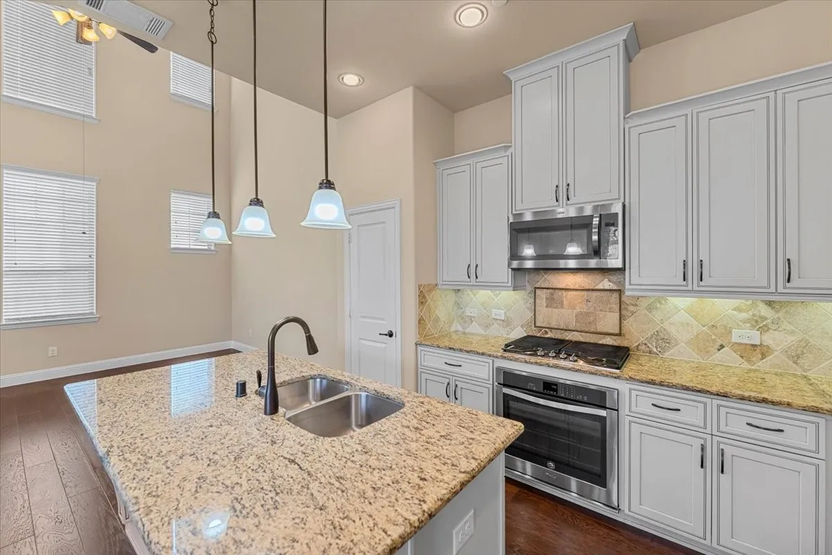 Single Family Residence For Rent in Denton County , 290 Almanor Street, Lewisville, Texas 75056, 3 Bedroom, 4 Bathroom, 2 Garage spaces, 2,079 Sqft, built in 2017, mls#21401702, Real Estate Agent in Lewisville, Homes For Rent in Denton county, Homes For Rent in Lewisville, Realtor in Lewisville Texas, Real Estate Brokerage Independent Realty Texas, Luminita Cordes Realtor