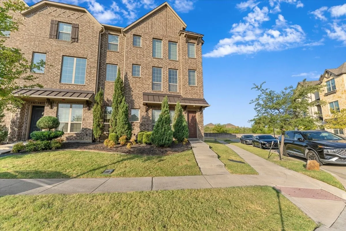 Single Family Residence For Rent in Denton County , 290 Almanor Street, Lewisville, Texas 75056, 3 Bedroom, 4 Bathroom, 2 Garage spaces, 2,079 Sqft, built in 2017, mls#21401702, Real Estate Agent in Lewisville, Homes For Rent in Denton county, Homes For Rent in Lewisville, Realtor in Lewisville Texas, Real Estate Brokerage Independent Realty Texas, Luminita Cordes Realtor