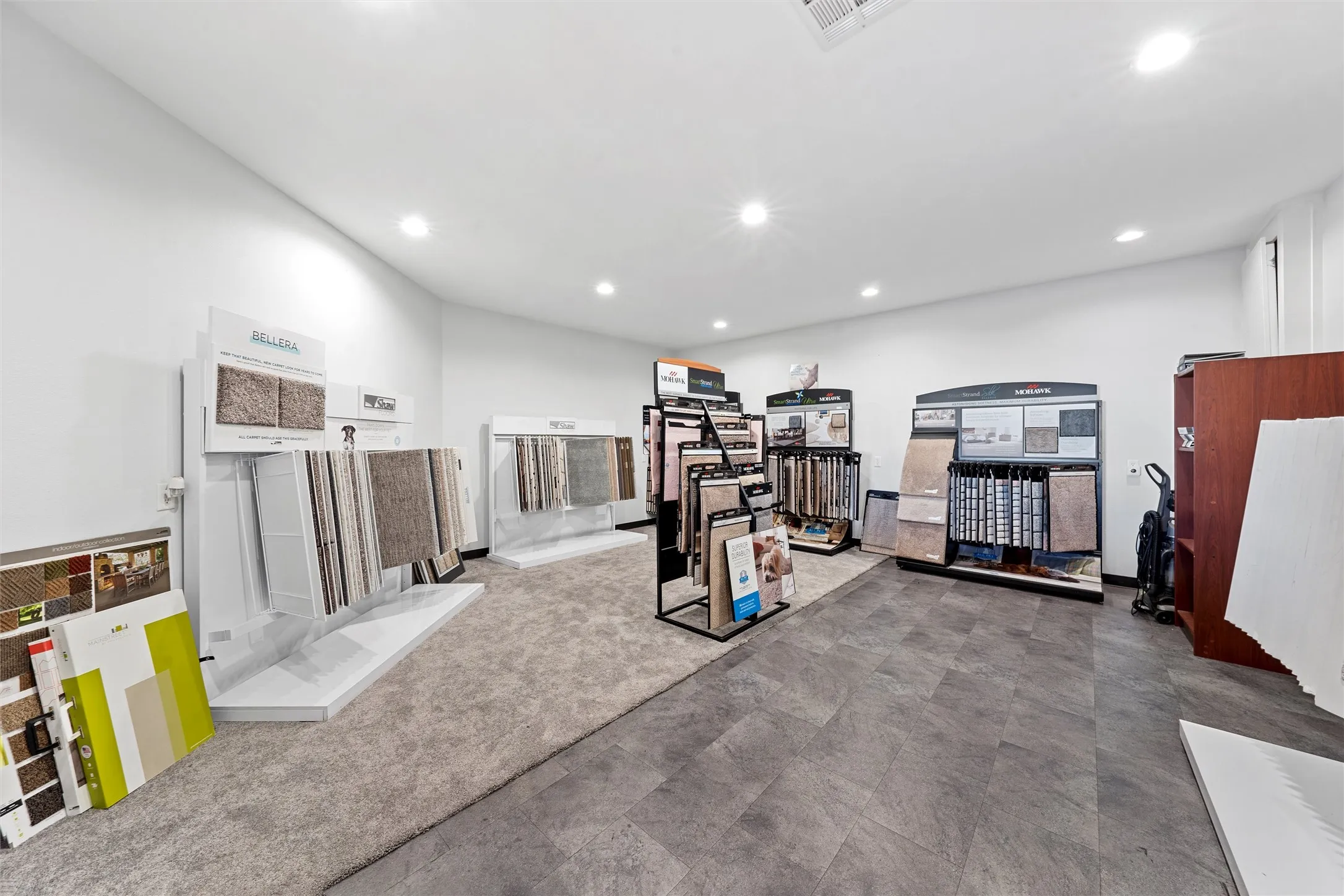 Retail For Rent in Mc Lennan County , 6604 N State Highway 6, Woodway, Texas 76712, 0, 0, Garage spaces, 0 Sqft, built in 2005, mls#21393287, Real Estate Agent in Woodway, Homes For Rent in Mc Lennan county, Homes For Rent in Woodway, Realtor in Woodway Texas, Real Estate Brokerage Independent Realty Texas, Luminita Cordes Realtor