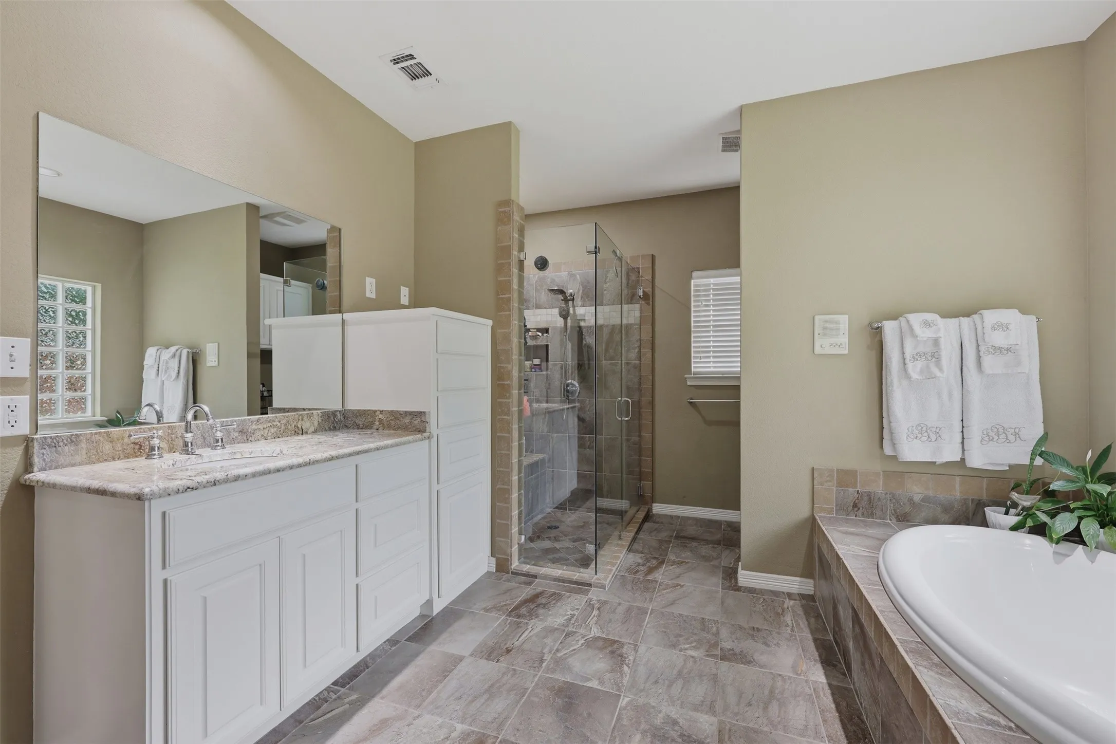 Single Family Residence For Rent in Parker County , 3622 Cliff View Loop, Weatherford, Texas 76087, 4 Bedroom, 3 Bathroom, 3 Garage spaces, 3,050 Sqft, built in 1997, mls#21401510, Real Estate Agent in Weatherford, Homes For Rent in Parker county, Homes For Rent in Weatherford, Realtor in Weatherford Texas, Real Estate Brokerage Independent Realty Texas, Luminita Cordes Realtor