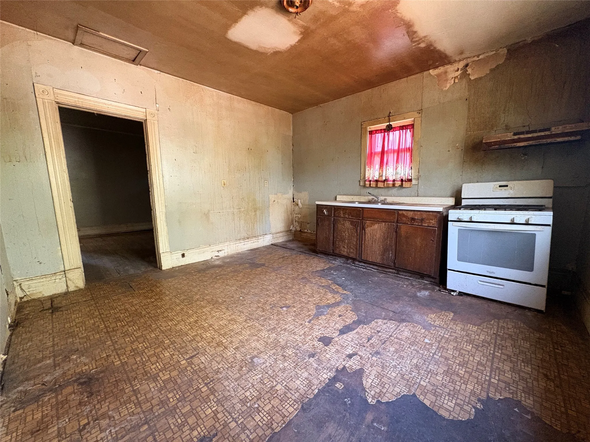 Single Family Residence For Sale in Navarro County , 808 W 11th Avenue, Corsicana, Texas 75110, 2 Bedroom, 1 Bathroom, Garage spaces, 1,332 Sqft, built in 1935, mls#21398871, Real Estate Agent in Corsicana, Homes For Sale in Navarro county, Homes For Sale in Corsicana, Realtor in Corsicana Texas, Real Estate Brokerage Independent Realty Texas, Luminita Cordes Realtor