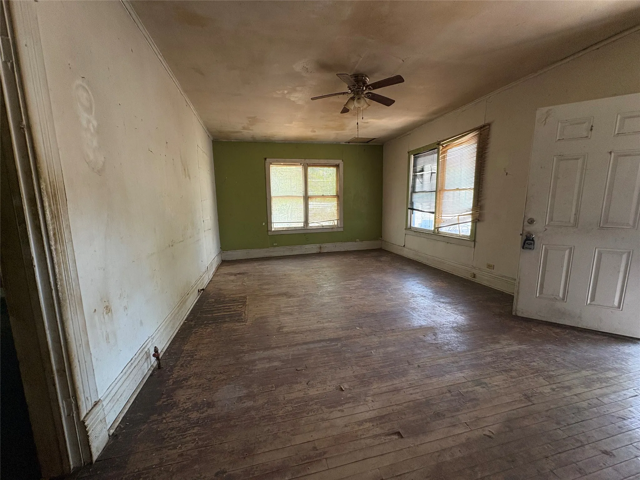 Single Family Residence For Sale in Navarro County , 808 W 11th Avenue, Corsicana, Texas 75110, 2 Bedroom, 1 Bathroom, Garage spaces, 1,332 Sqft, built in 1935, mls#21398871, Real Estate Agent in Corsicana, Homes For Sale in Navarro county, Homes For Sale in Corsicana, Realtor in Corsicana Texas, Real Estate Brokerage Independent Realty Texas, Luminita Cordes Realtor