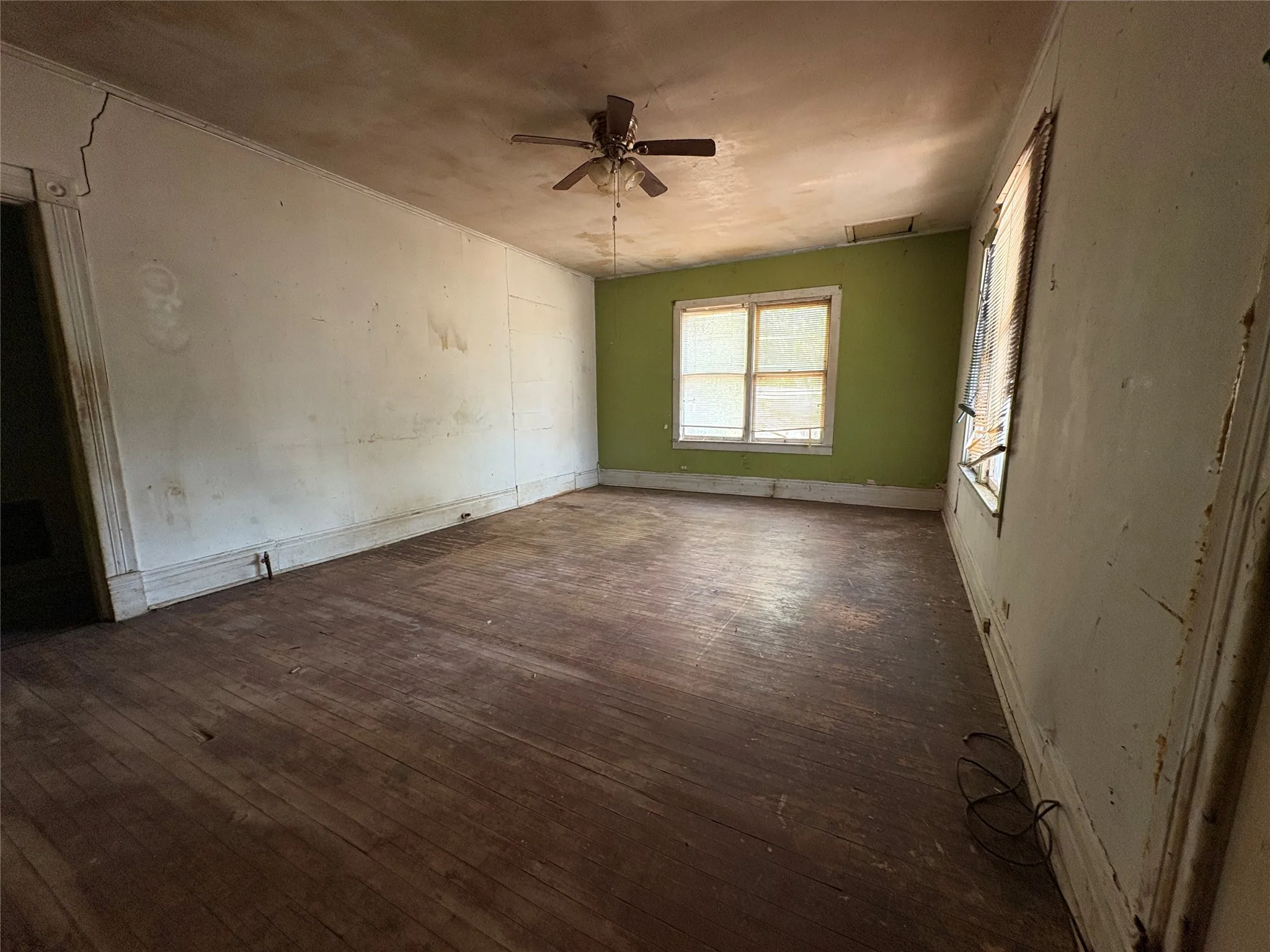 Single Family Residence For Sale in Navarro County , 808 W 11th Avenue, Corsicana, Texas 75110, 2 Bedroom, 1 Bathroom, Garage spaces, 1,332 Sqft, built in 1935, mls#21398871, Real Estate Agent in Corsicana, Homes For Sale in Navarro county, Homes For Sale in Corsicana, Realtor in Corsicana Texas, Real Estate Brokerage Independent Realty Texas, Luminita Cordes Realtor