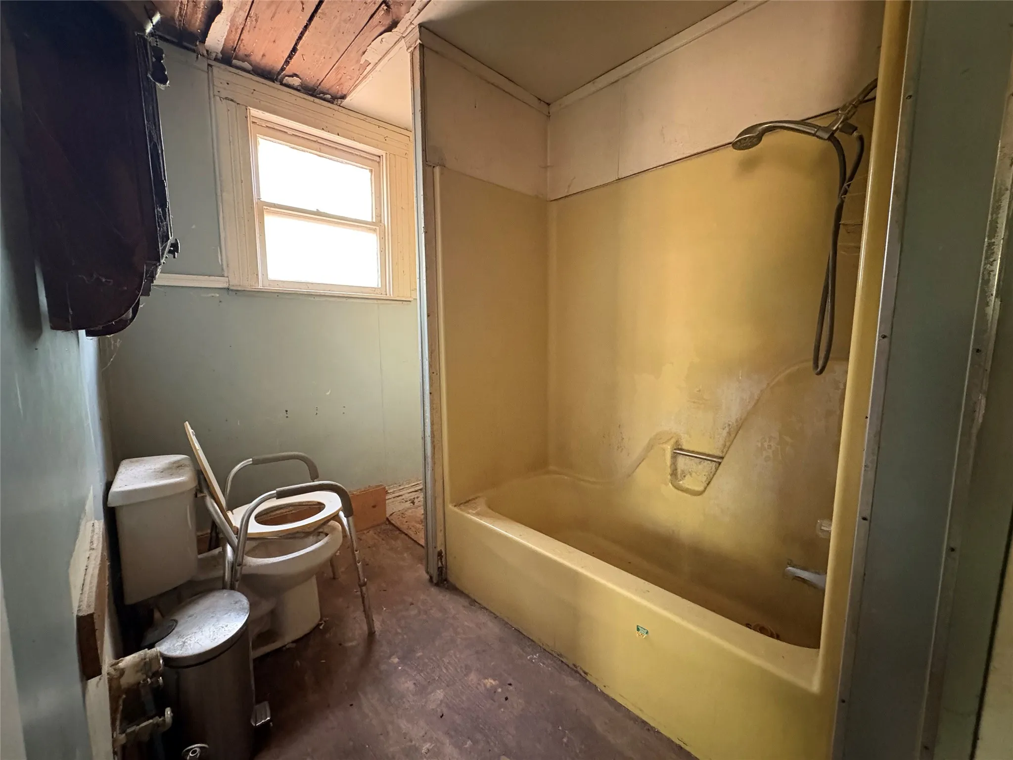 Single Family Residence For Sale in Navarro County , 808 W 11th Avenue, Corsicana, Texas 75110, 2 Bedroom, 1 Bathroom, Garage spaces, 1,332 Sqft, built in 1935, mls#21398871, Real Estate Agent in Corsicana, Homes For Sale in Navarro county, Homes For Sale in Corsicana, Realtor in Corsicana Texas, Real Estate Brokerage Independent Realty Texas, Luminita Cordes Realtor