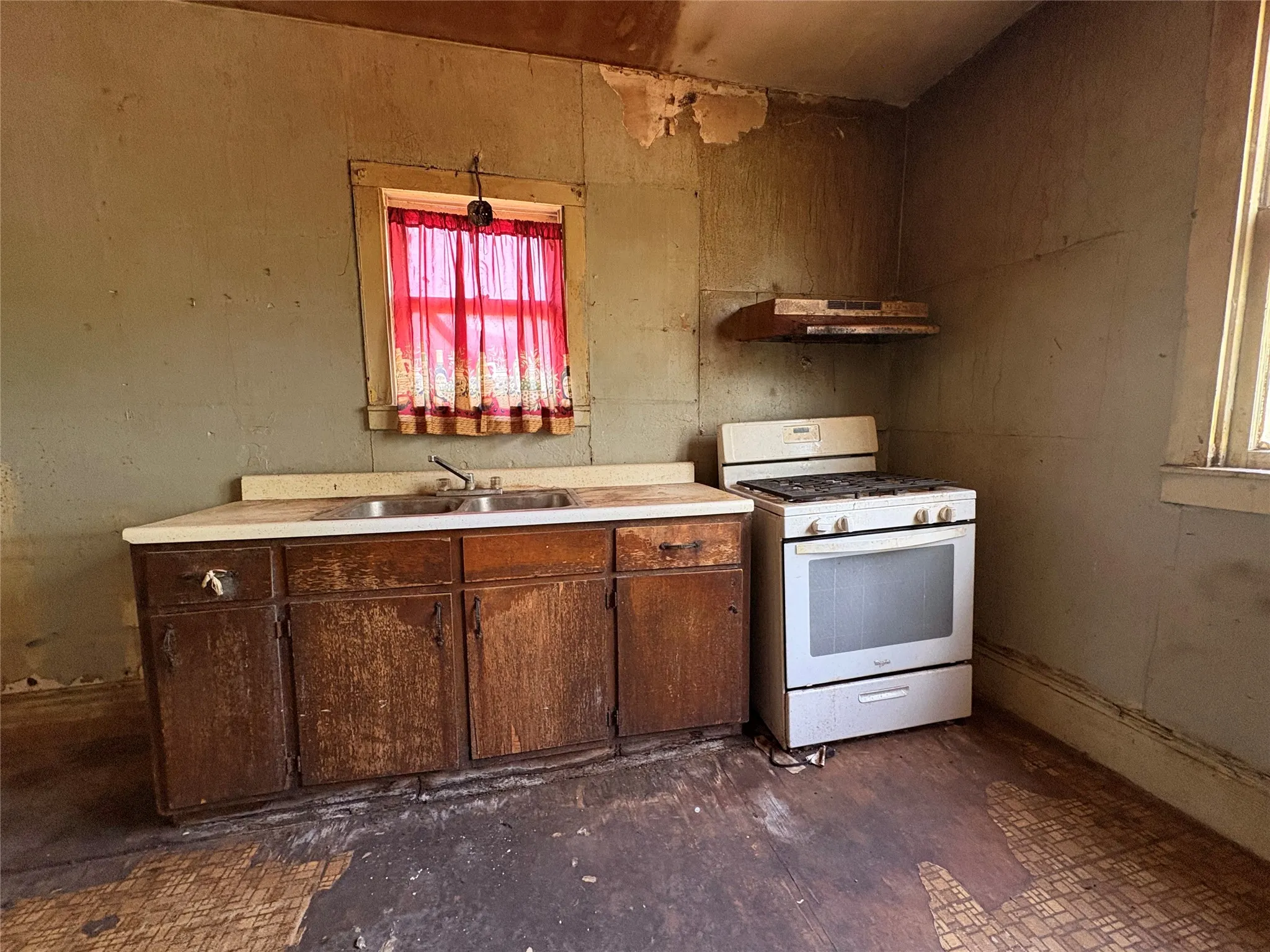 Single Family Residence For Sale in Navarro County , 808 W 11th Avenue, Corsicana, Texas 75110, 2 Bedroom, 1 Bathroom, Garage spaces, 1,332 Sqft, built in 1935, mls#21398871, Real Estate Agent in Corsicana, Homes For Sale in Navarro county, Homes For Sale in Corsicana, Realtor in Corsicana Texas, Real Estate Brokerage Independent Realty Texas, Luminita Cordes Realtor