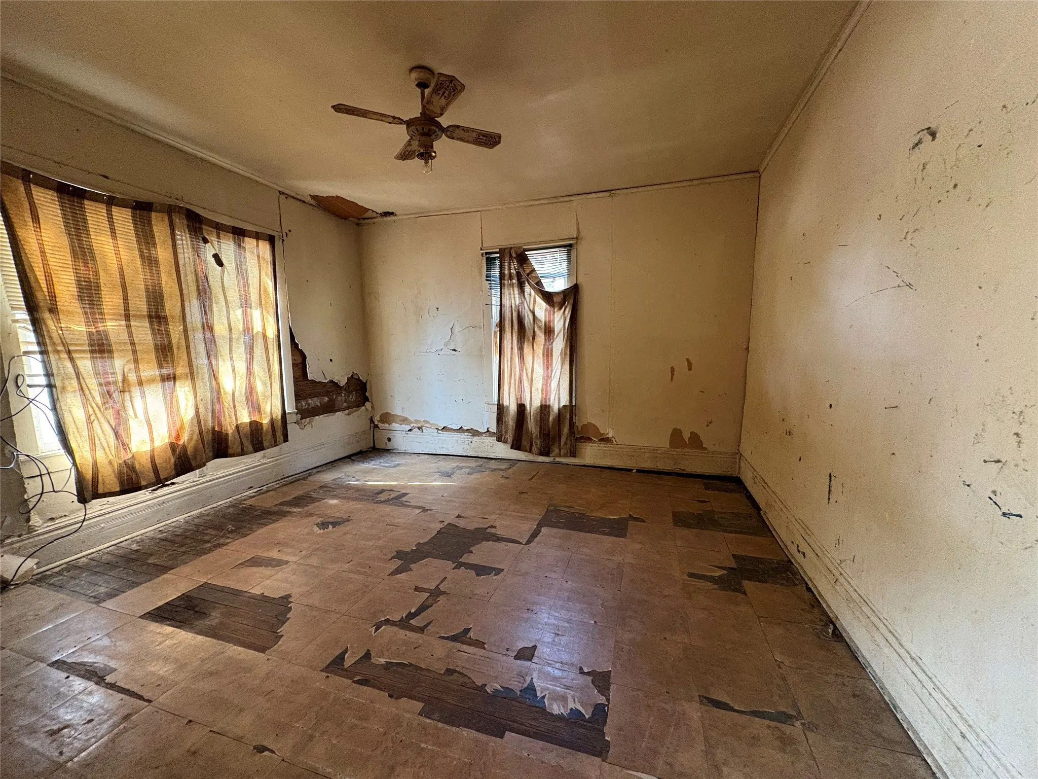 Single Family Residence For Sale in Navarro County , 808 W 11th Avenue, Corsicana, Texas 75110, 2 Bedroom, 1 Bathroom, Garage spaces, 1,332 Sqft, built in 1935, mls#21398871, Real Estate Agent in Corsicana, Homes For Sale in Navarro county, Homes For Sale in Corsicana, Realtor in Corsicana Texas, Real Estate Brokerage Independent Realty Texas, Luminita Cordes Realtor