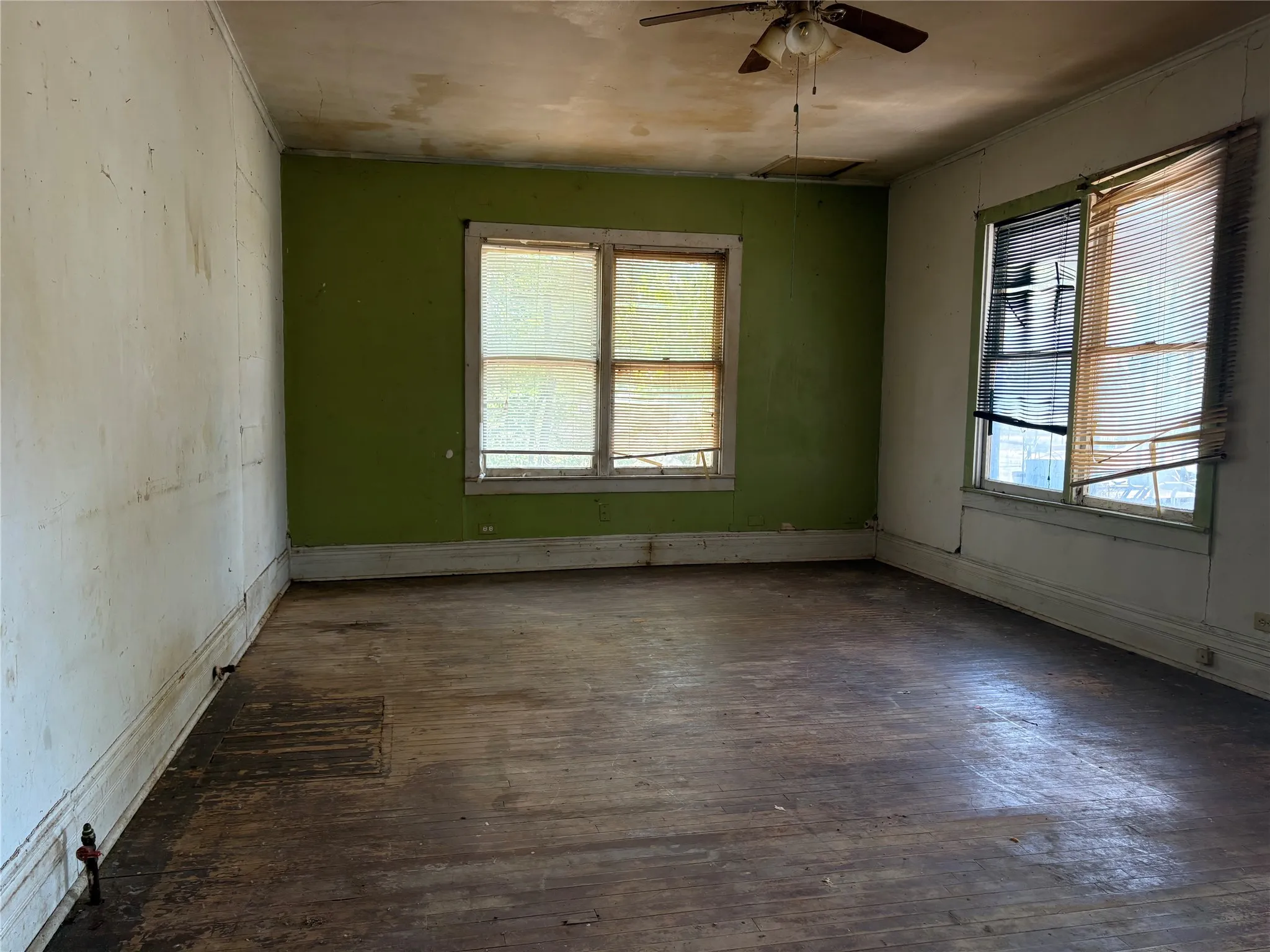 Single Family Residence For Sale in Navarro County , 808 W 11th Avenue, Corsicana, Texas 75110, 2 Bedroom, 1 Bathroom, Garage spaces, 1,332 Sqft, built in 1935, mls#21398871, Real Estate Agent in Corsicana, Homes For Sale in Navarro county, Homes For Sale in Corsicana, Realtor in Corsicana Texas, Real Estate Brokerage Independent Realty Texas, Luminita Cordes Realtor