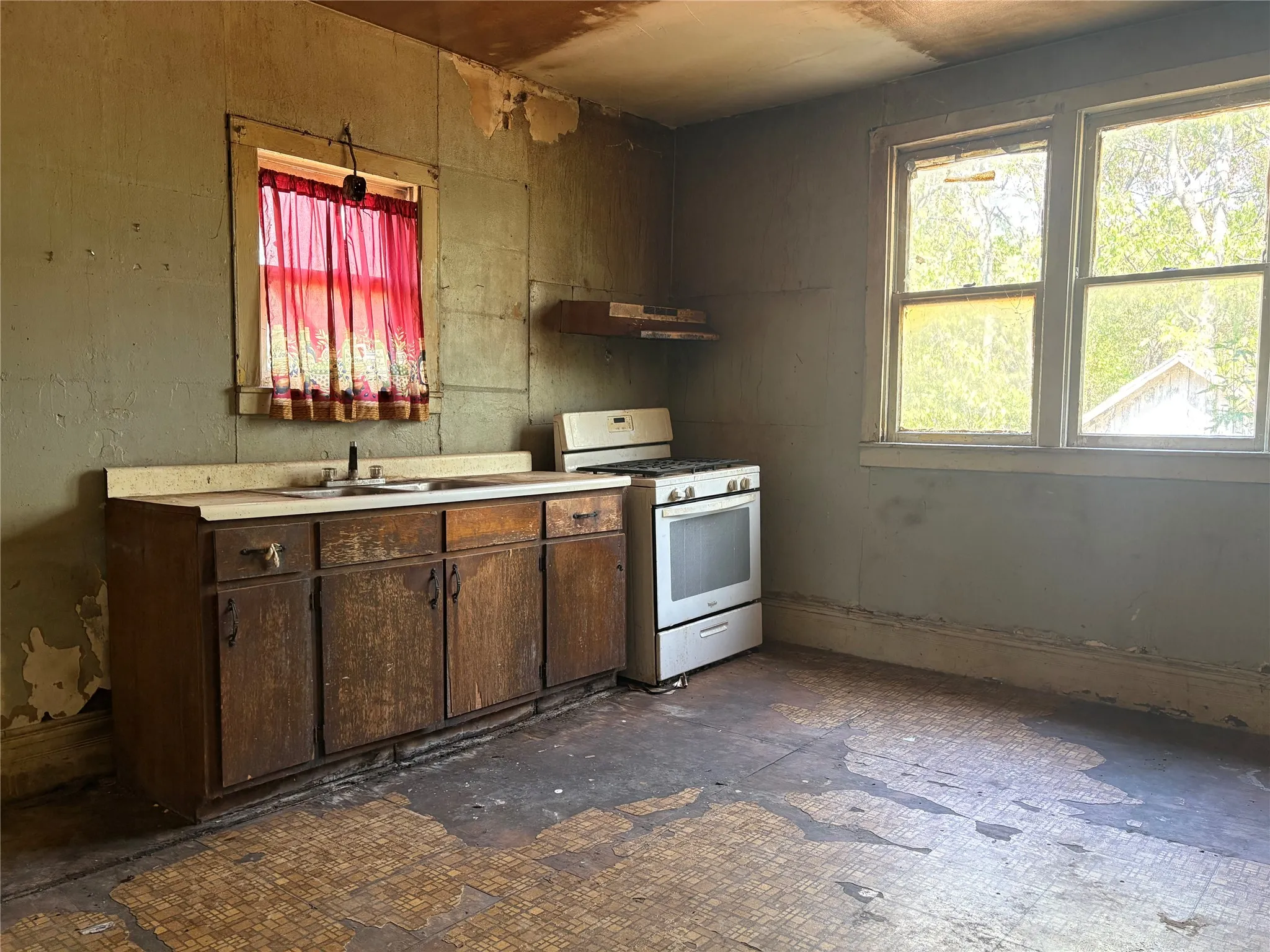 Single Family Residence For Sale in Navarro County , 808 W 11th Avenue, Corsicana, Texas 75110, 2 Bedroom, 1 Bathroom, Garage spaces, 1,332 Sqft, built in 1935, mls#21398871, Real Estate Agent in Corsicana, Homes For Sale in Navarro county, Homes For Sale in Corsicana, Realtor in Corsicana Texas, Real Estate Brokerage Independent Realty Texas, Luminita Cordes Realtor