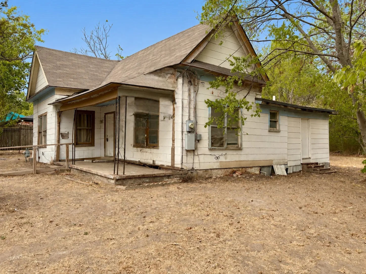 Single Family Residence For Sale in Navarro County , 808 W 11th Avenue, Corsicana, Texas 75110, 2 Bedroom, 1 Bathroom, Garage spaces, 1,332 Sqft, built in 1935, mls#21398871, Real Estate Agent in Corsicana, Homes For Sale in Navarro county, Homes For Sale in Corsicana, Realtor in Corsicana Texas, Real Estate Brokerage Independent Realty Texas, Luminita Cordes Realtor