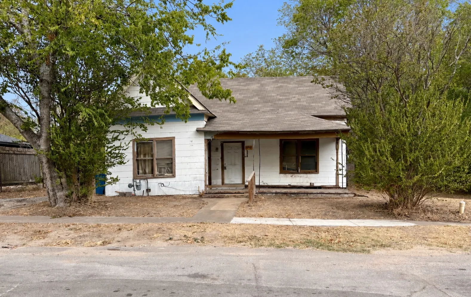 Single Family Residence For Sale in Navarro County , 808 W 11th Avenue, Corsicana, Texas 75110, 2 Bedroom, 1 Bathroom, Garage spaces, 1,332 Sqft, built in 1935, mls#21398871, Real Estate Agent in Corsicana, Homes For Sale in Navarro county, Homes For Sale in Corsicana, Realtor in Corsicana Texas, Real Estate Brokerage Independent Realty Texas, Luminita Cordes Realtor