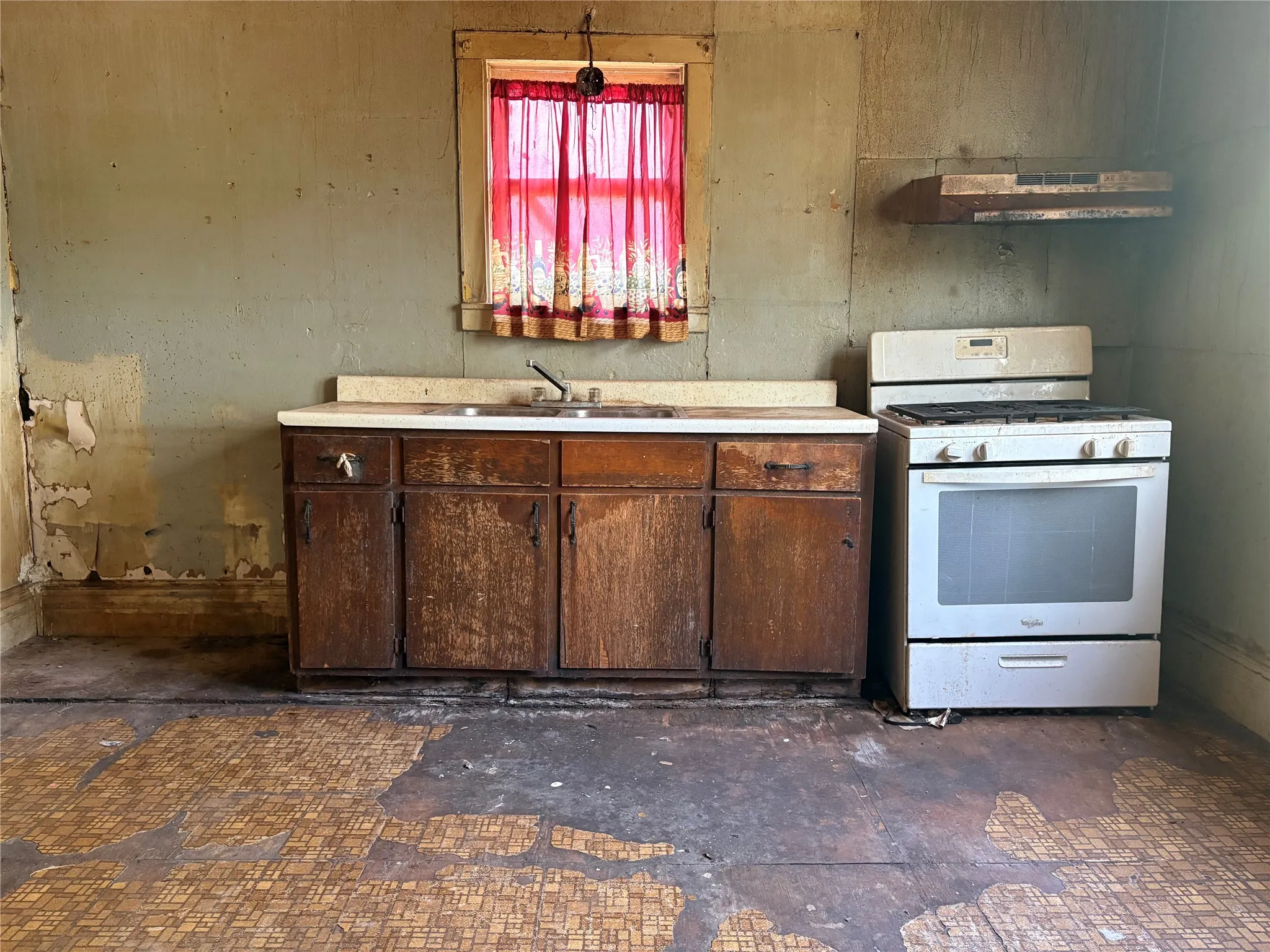 Single Family Residence For Sale in Navarro County , 808 W 11th Avenue, Corsicana, Texas 75110, 2 Bedroom, 1 Bathroom, Garage spaces, 1,332 Sqft, built in 1935, mls#21398871, Real Estate Agent in Corsicana, Homes For Sale in Navarro county, Homes For Sale in Corsicana, Realtor in Corsicana Texas, Real Estate Brokerage Independent Realty Texas, Luminita Cordes Realtor