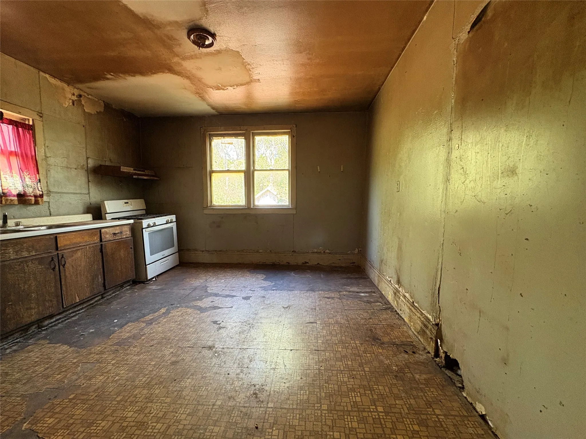 Single Family Residence For Sale in Navarro County , 808 W 11th Avenue, Corsicana, Texas 75110, 2 Bedroom, 1 Bathroom, Garage spaces, 1,332 Sqft, built in 1935, mls#21398871, Real Estate Agent in Corsicana, Homes For Sale in Navarro county, Homes For Sale in Corsicana, Realtor in Corsicana Texas, Real Estate Brokerage Independent Realty Texas, Luminita Cordes Realtor