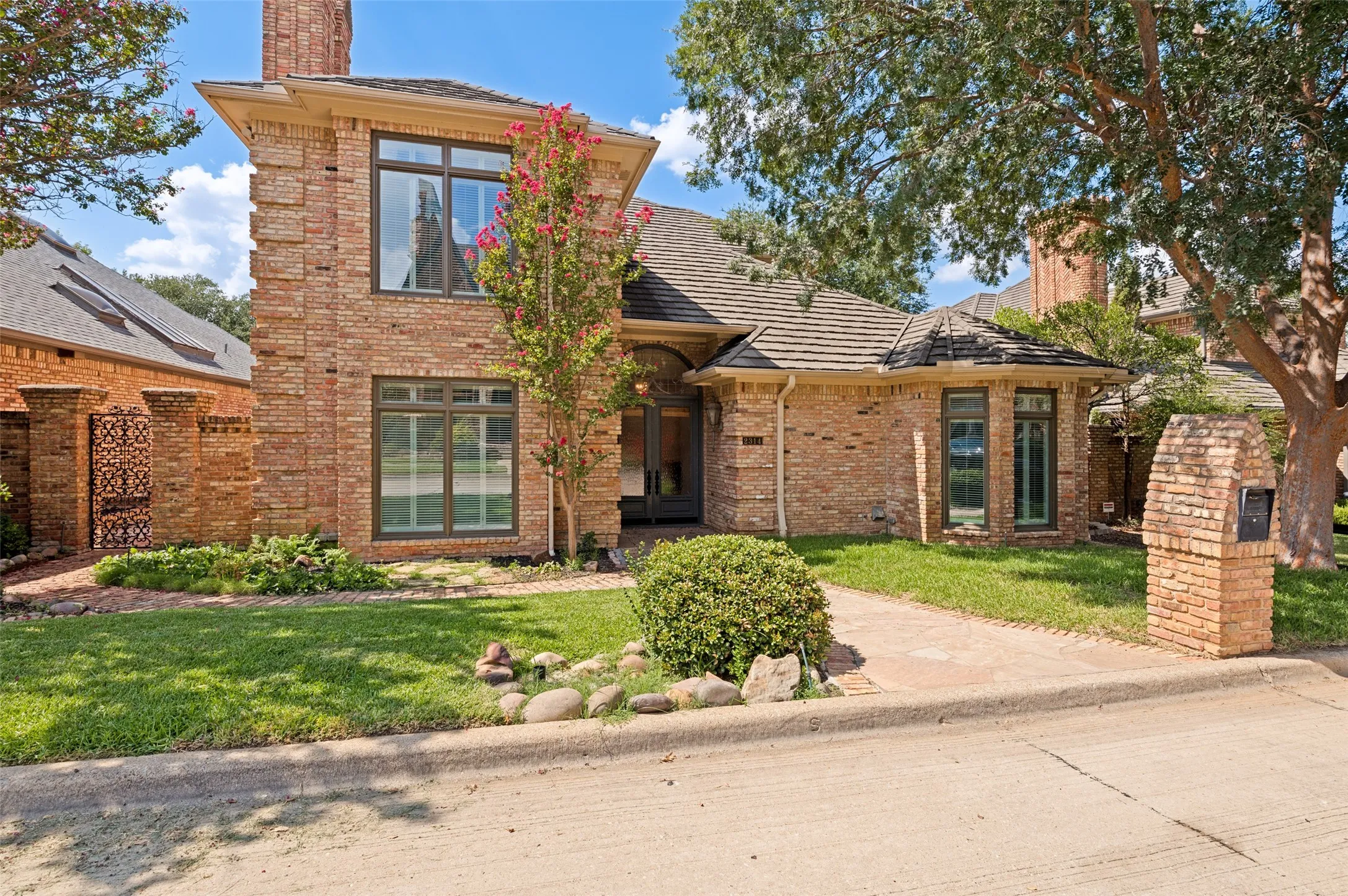 Single Family Residence For Rent in Tarrant County , 2314 Pheasant Trail, Arlington, Texas 76016, 4 Bedroom, 4 Bathroom, 2 Garage spaces, 3,648 Sqft, built in 1985, mls#21401355, Real Estate Agent in Arlington, Homes For Rent in Tarrant county, Homes For Rent in Arlington, Realtor in Arlington Texas, Real Estate Brokerage Independent Realty Texas, Luminita Cordes Realtor