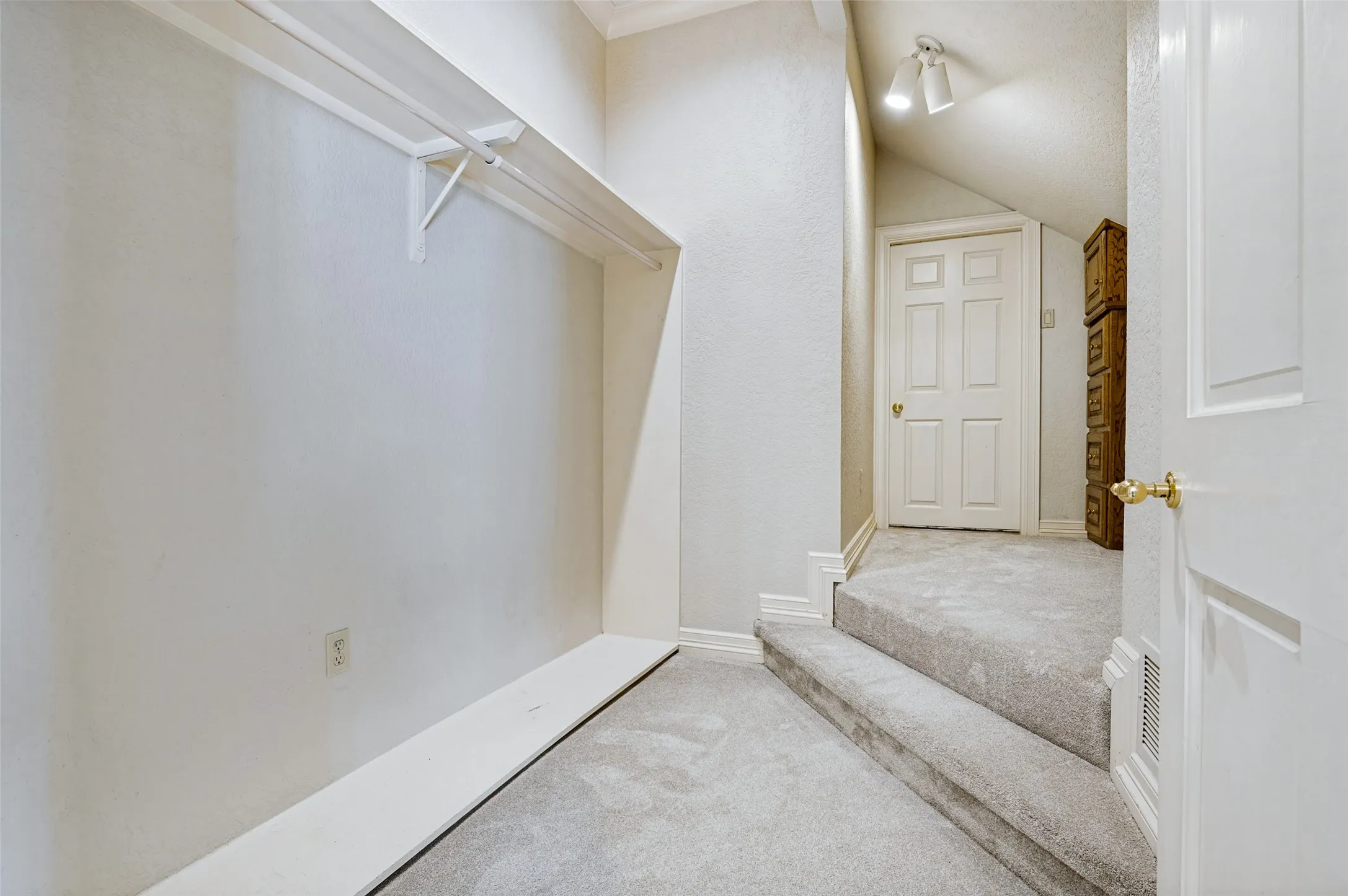 Single Family Residence For Rent in Tarrant County , 2314 Pheasant Trail, Arlington, Texas 76016, 4 Bedroom, 4 Bathroom, 2 Garage spaces, 3,648 Sqft, built in 1985, mls#21401355, Real Estate Agent in Arlington, Homes For Rent in Tarrant county, Homes For Rent in Arlington, Realtor in Arlington Texas, Real Estate Brokerage Independent Realty Texas, Luminita Cordes Realtor