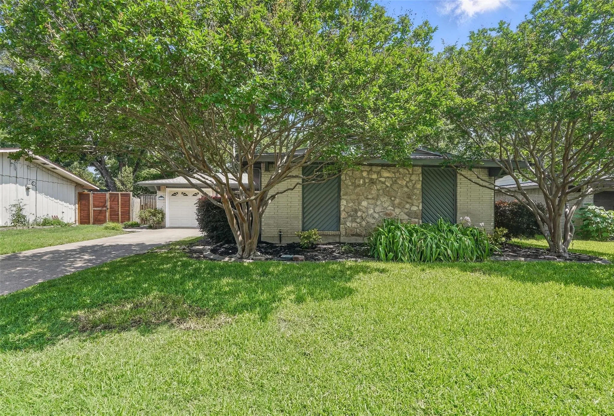 Single Family Residence For Rent in Dallas County , 810 Greenhaven Drive, Richardson, Texas 75080, 3 Bedroom, 2 Bathroom, 1 Garage spaces, 1,414 Sqft, built in 1962, mls#21400796, Real Estate Agent in Richardson, Homes For Rent in Dallas county, Homes For Rent in Richardson, Realtor in Richardson Texas, Real Estate Brokerage Independent Realty Texas, Luminita Cordes Realtor