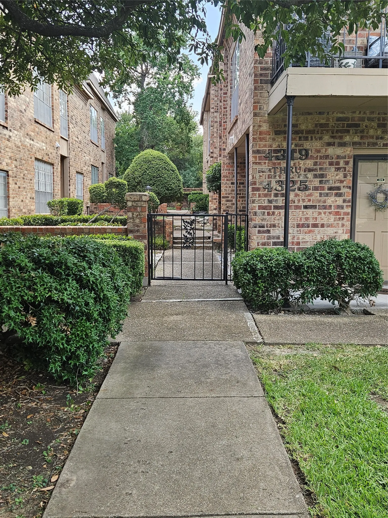 entrance from Bellaire into building, last condo on right