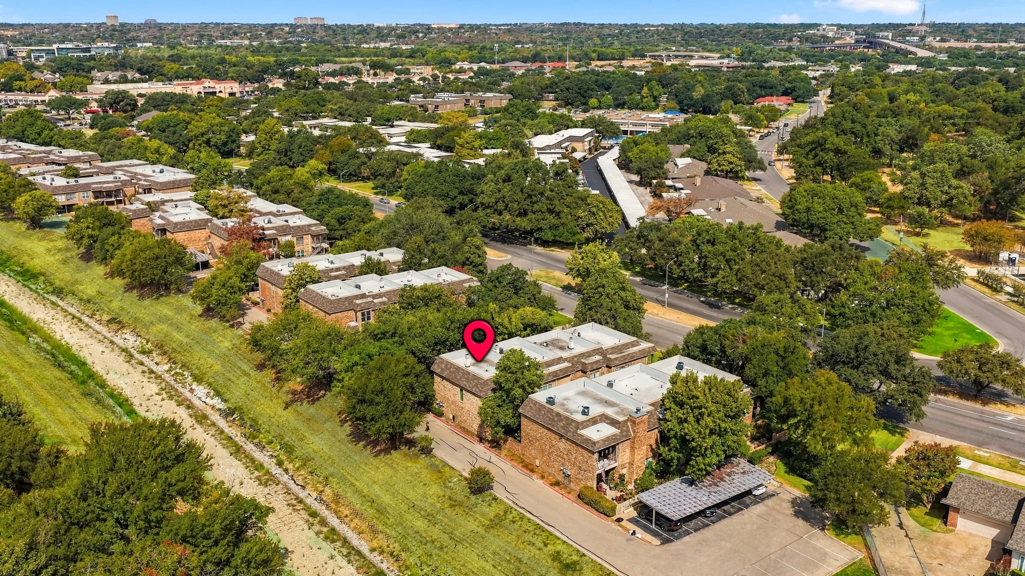 Condo on greenbelt & Trinity Trail, quite & no traffic