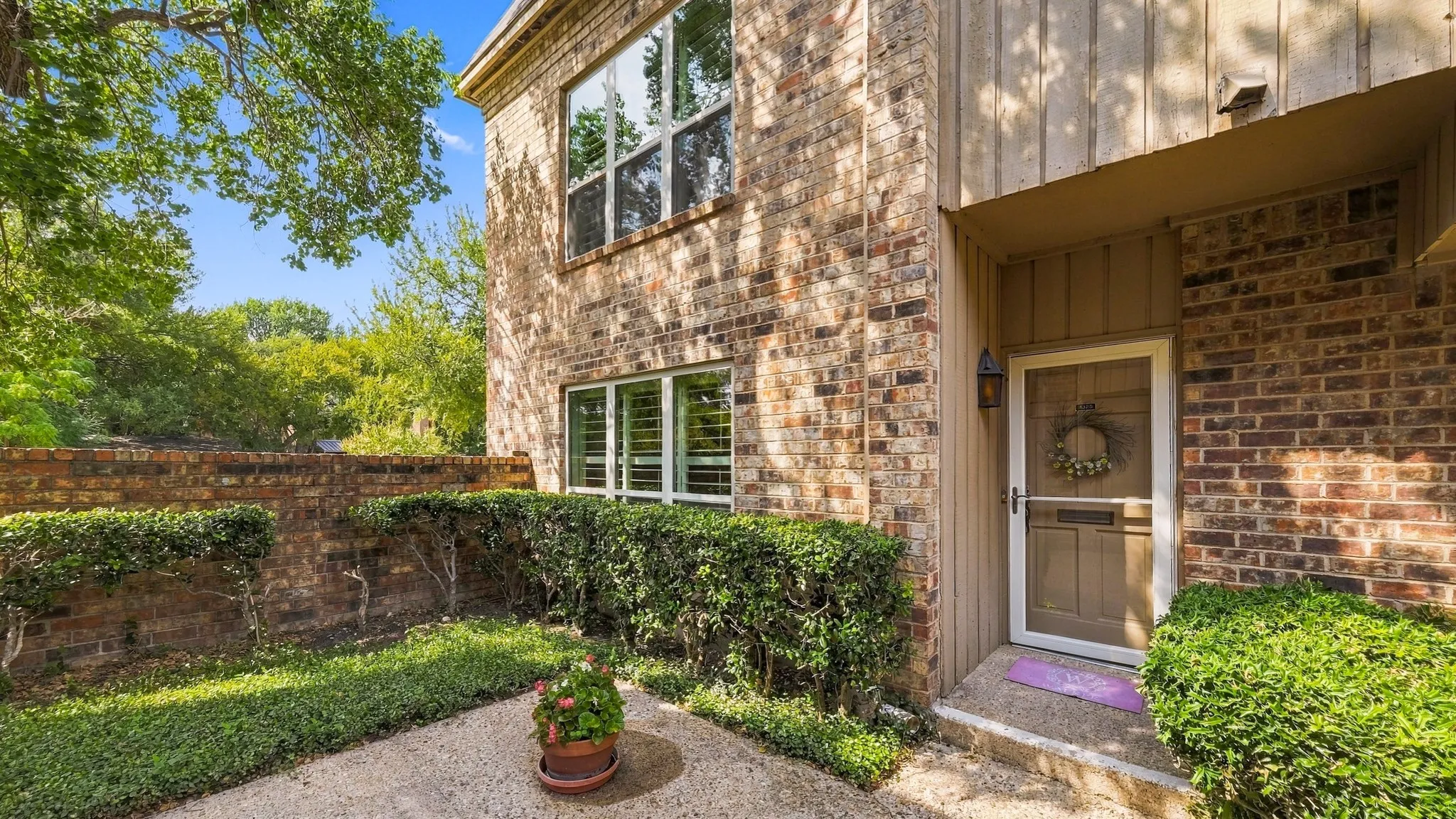 Condominium For Sale in Tarrant County , 4325 Bellaire Drive S, Fort Worth, Texas 76109, 2 Bedroom, 3 Bathroom, Garage spaces, 1,776 Sqft, built in 1972, mls#21395844, Real Estate Agent in Fort Worth, Homes For Sale in Tarrant county, Homes For Sale in Fort Worth, Realtor in Fort Worth Texas, Real Estate Brokerage Independent Realty Texas, Luminita Cordes Realtor