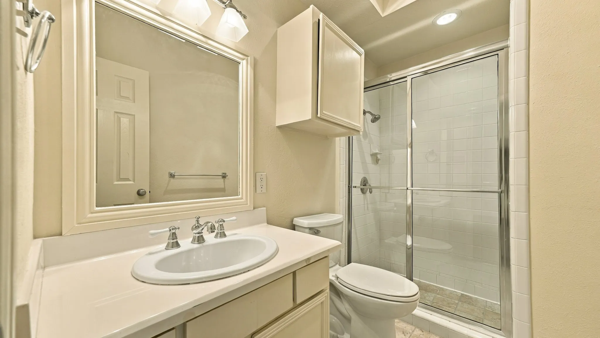 full bath, large mirror, spacious