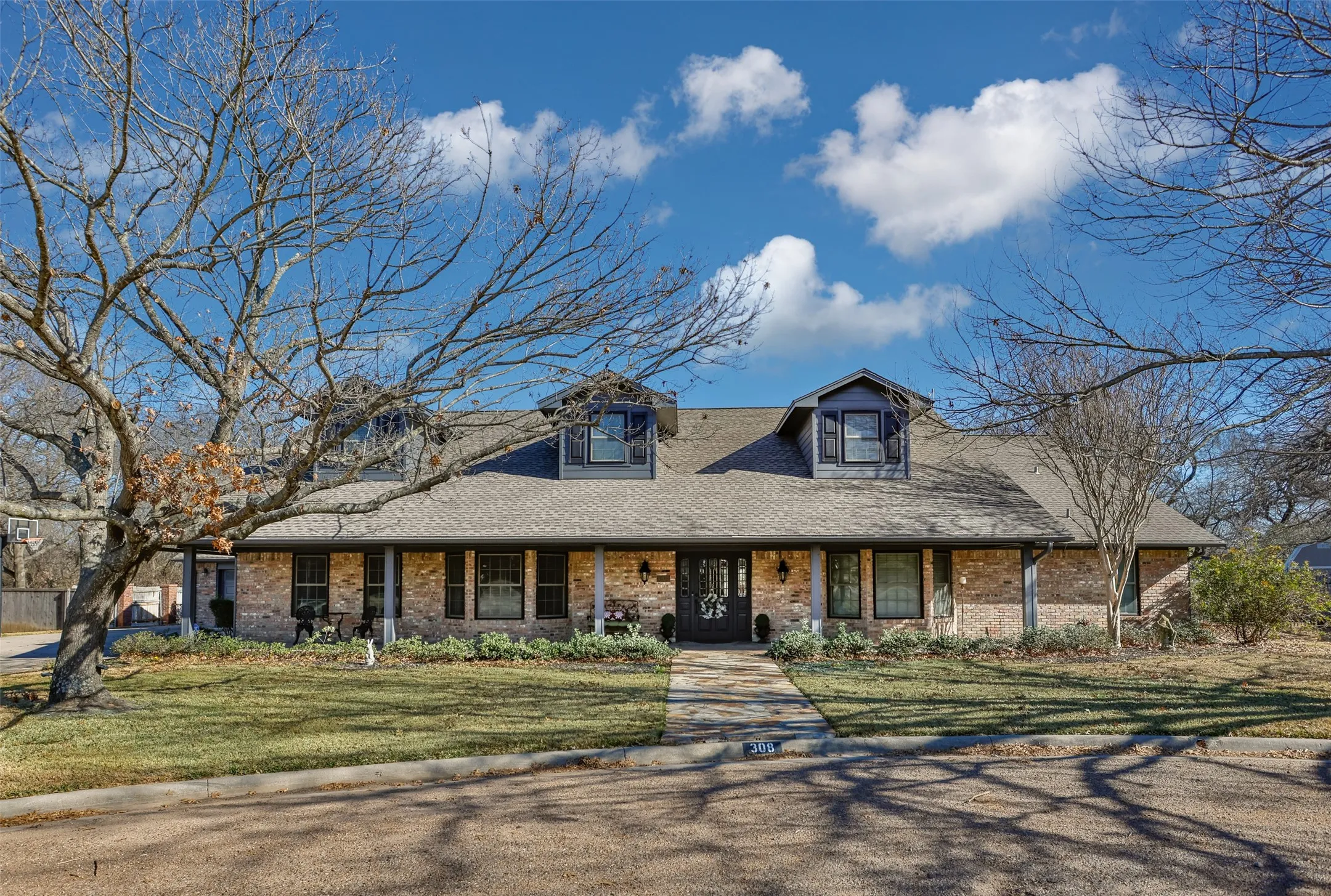 Single Family Residence For Sale in Cooke County , 308 Wheeler Creek Court, Gainesville, Texas 76240, 4 Bedroom, 6 Bathroom, 2 Garage spaces, 5,242 Sqft, built in 1984, mls#21402320, Real Estate Agent in Gainesville, Homes For Sale in Cooke county, Homes For Sale in Gainesville, Realtor in Gainesville Texas, Real Estate Brokerage Independent Realty Texas, Luminita Cordes Realtor