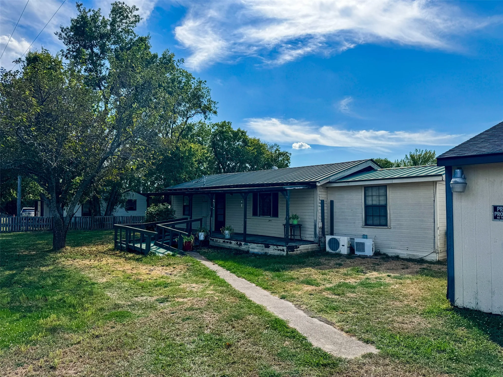Single Family Residence For Sale in Hunt County , 80 County Road 1118, Caddo Mills, Texas 75135, 3 Bedroom, 2 Bathroom, 2 Garage spaces, 1,154 Sqft, built in 1965, mls#21402448, Real Estate Agent in Caddo Mills, Homes For Sale in Hunt county, Homes For Sale in Caddo Mills, Realtor in Caddo Mills Texas, Real Estate Brokerage Independent Realty Texas, Luminita Cordes Realtor