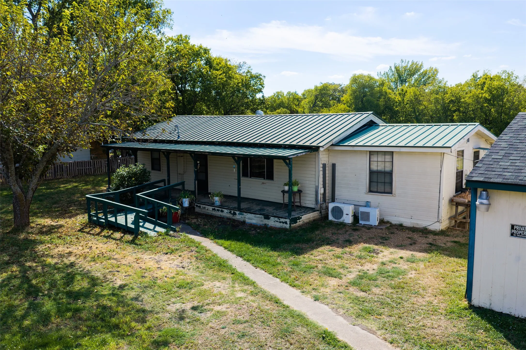 Single Family Residence For Sale in Hunt County , 80 County Road 1118, Caddo Mills, Texas 75135, 3 Bedroom, 2 Bathroom, 2 Garage spaces, 1,154 Sqft, built in 1965, mls#21402448, Real Estate Agent in Caddo Mills, Homes For Sale in Hunt county, Homes For Sale in Caddo Mills, Realtor in Caddo Mills Texas, Real Estate Brokerage Independent Realty Texas, Luminita Cordes Realtor