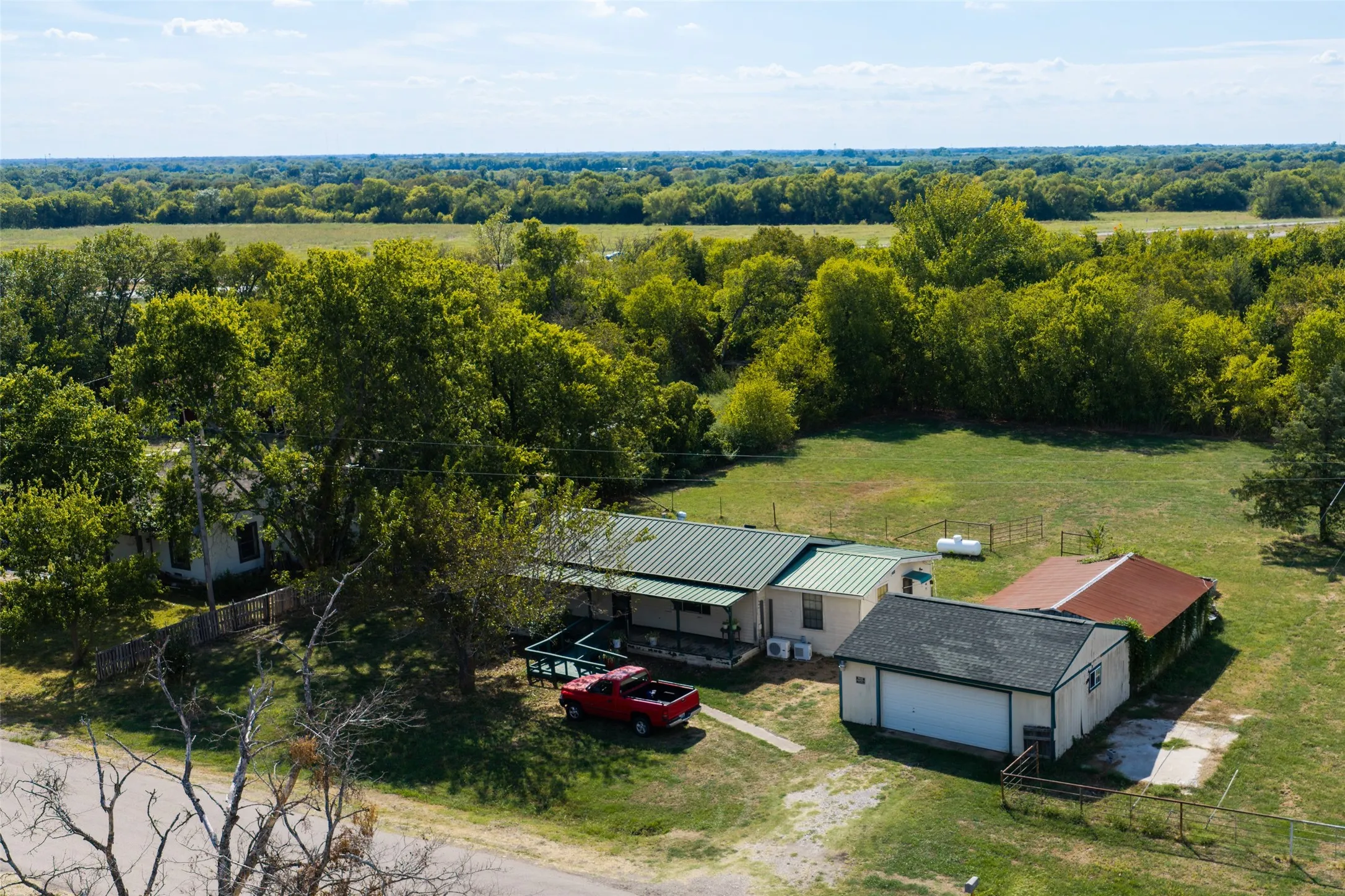 Single Family Residence For Sale in Hunt County , 80 County Road 1118, Caddo Mills, Texas 75135, 3 Bedroom, 2 Bathroom, 2 Garage spaces, 1,154 Sqft, built in 1965, mls#21402448, Real Estate Agent in Caddo Mills, Homes For Sale in Hunt county, Homes For Sale in Caddo Mills, Realtor in Caddo Mills Texas, Real Estate Brokerage Independent Realty Texas, Luminita Cordes Realtor