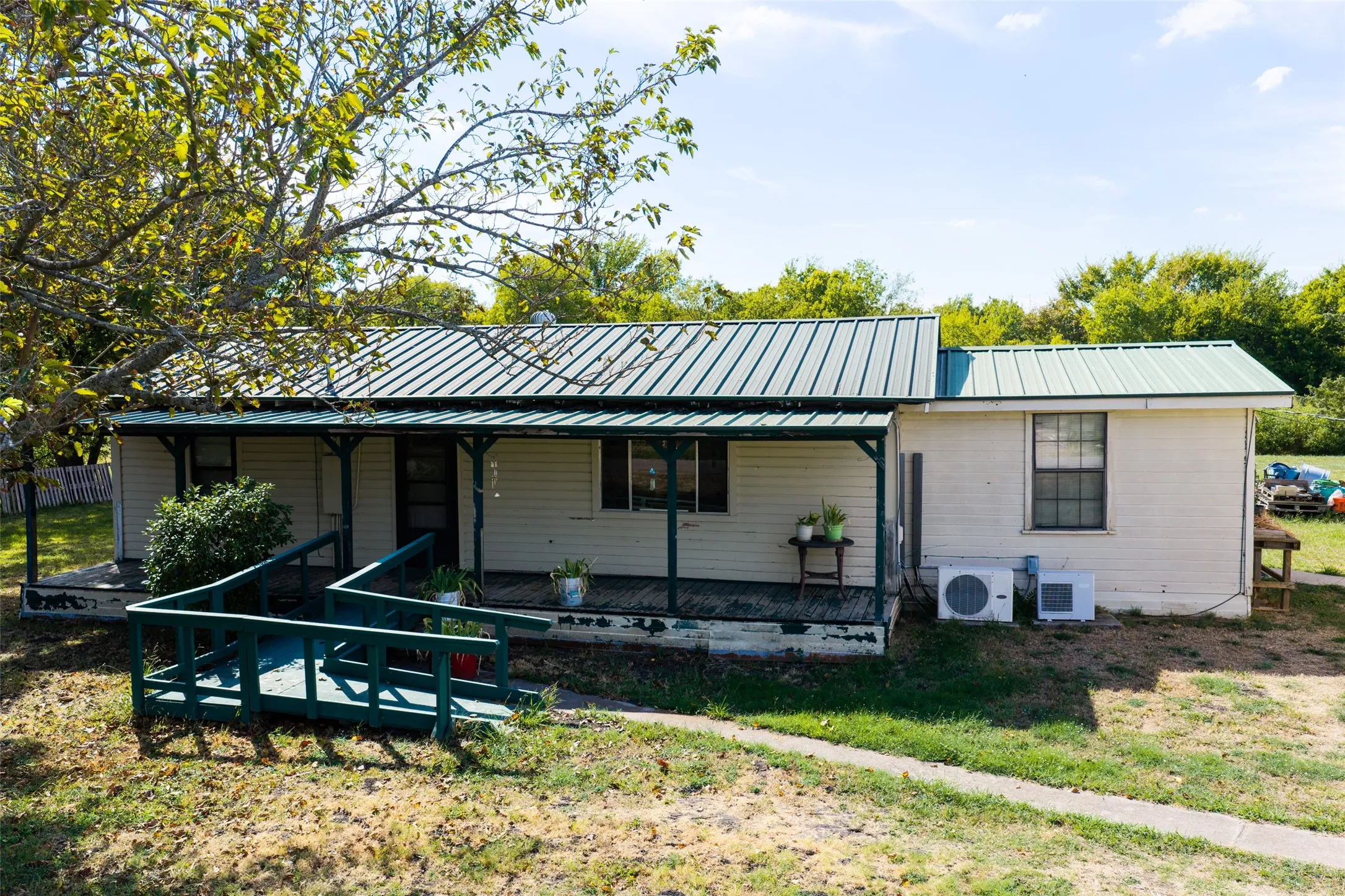 Single Family Residence For Sale in Hunt County , 80 County Road 1118, Caddo Mills, Texas 75135, 3 Bedroom, 2 Bathroom, 2 Garage spaces, 1,154 Sqft, built in 1965, mls#21402448, Real Estate Agent in Caddo Mills, Homes For Sale in Hunt county, Homes For Sale in Caddo Mills, Realtor in Caddo Mills Texas, Real Estate Brokerage Independent Realty Texas, Luminita Cordes Realtor