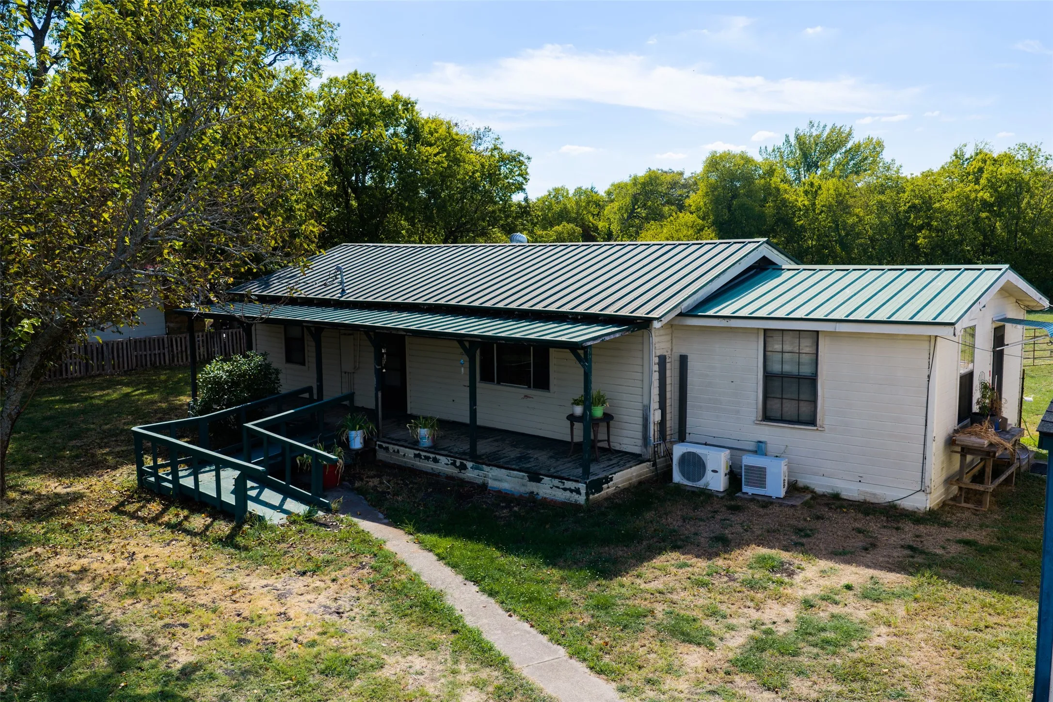 Single Family Residence For Sale in Hunt County , 80 County Road 1118, Caddo Mills, Texas 75135, 3 Bedroom, 2 Bathroom, 2 Garage spaces, 1,154 Sqft, built in 1965, mls#21402448, Real Estate Agent in Caddo Mills, Homes For Sale in Hunt county, Homes For Sale in Caddo Mills, Realtor in Caddo Mills Texas, Real Estate Brokerage Independent Realty Texas, Luminita Cordes Realtor