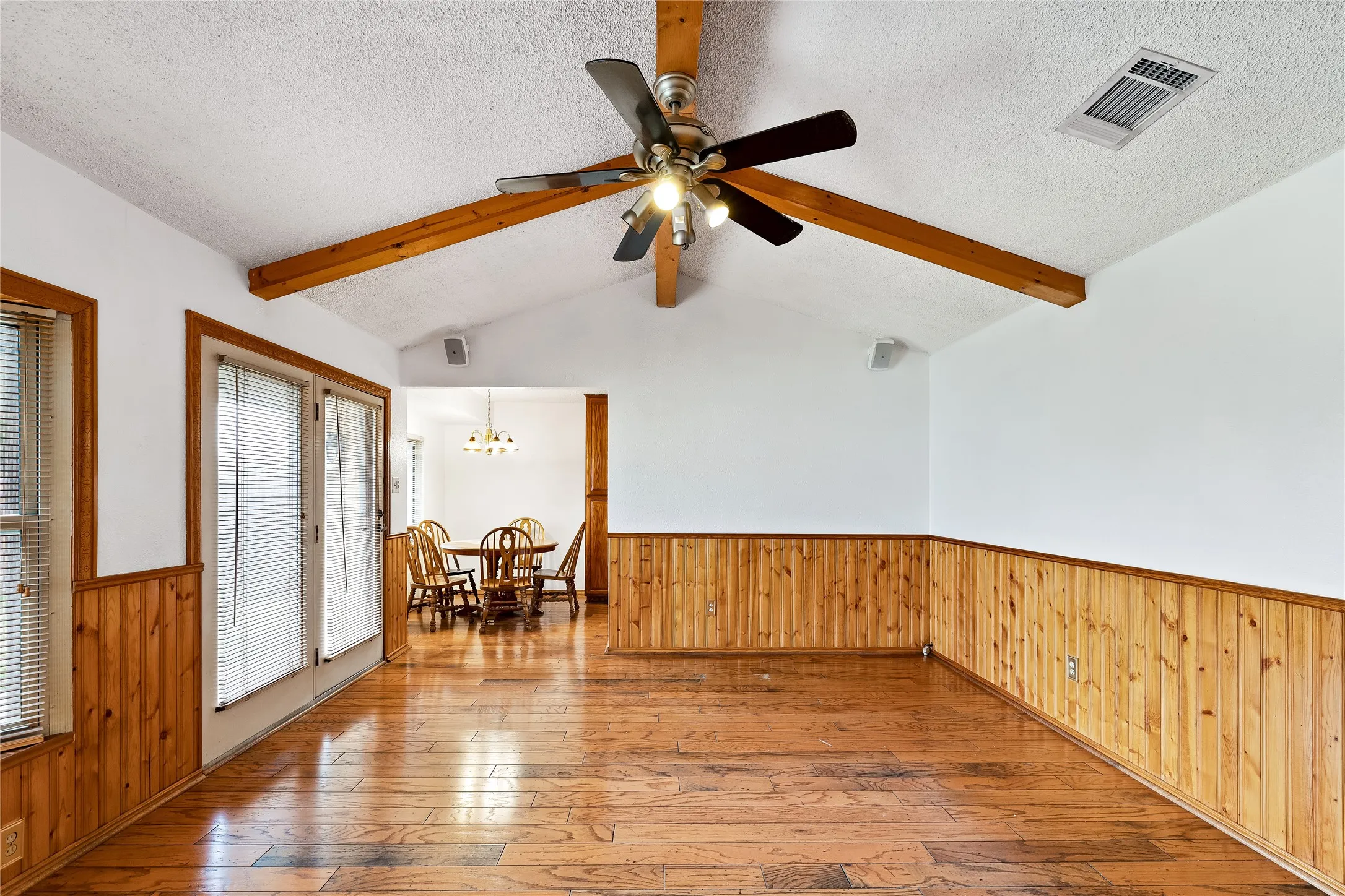 Single Family Residence For Sale in Dallas County , 3826 Pendleton Court, Irving, Texas 75062, 3 Bedroom, 2 Bathroom, 2 Garage spaces, 1,215 Sqft, built in 1967, mls#21402578, Real Estate Agent in Irving, Homes For Sale in Dallas county, Homes For Sale in Irving, Realtor in Irving Texas, Real Estate Brokerage Independent Realty Texas, Luminita Cordes Realtor