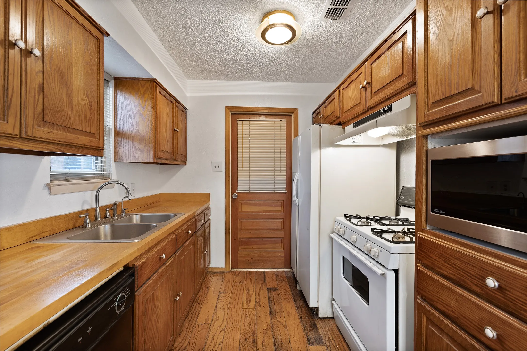 Single Family Residence For Sale in Dallas County , 3826 Pendleton Court, Irving, Texas 75062, 3 Bedroom, 2 Bathroom, 2 Garage spaces, 1,215 Sqft, built in 1967, mls#21402578, Real Estate Agent in Irving, Homes For Sale in Dallas county, Homes For Sale in Irving, Realtor in Irving Texas, Real Estate Brokerage Independent Realty Texas, Luminita Cordes Realtor