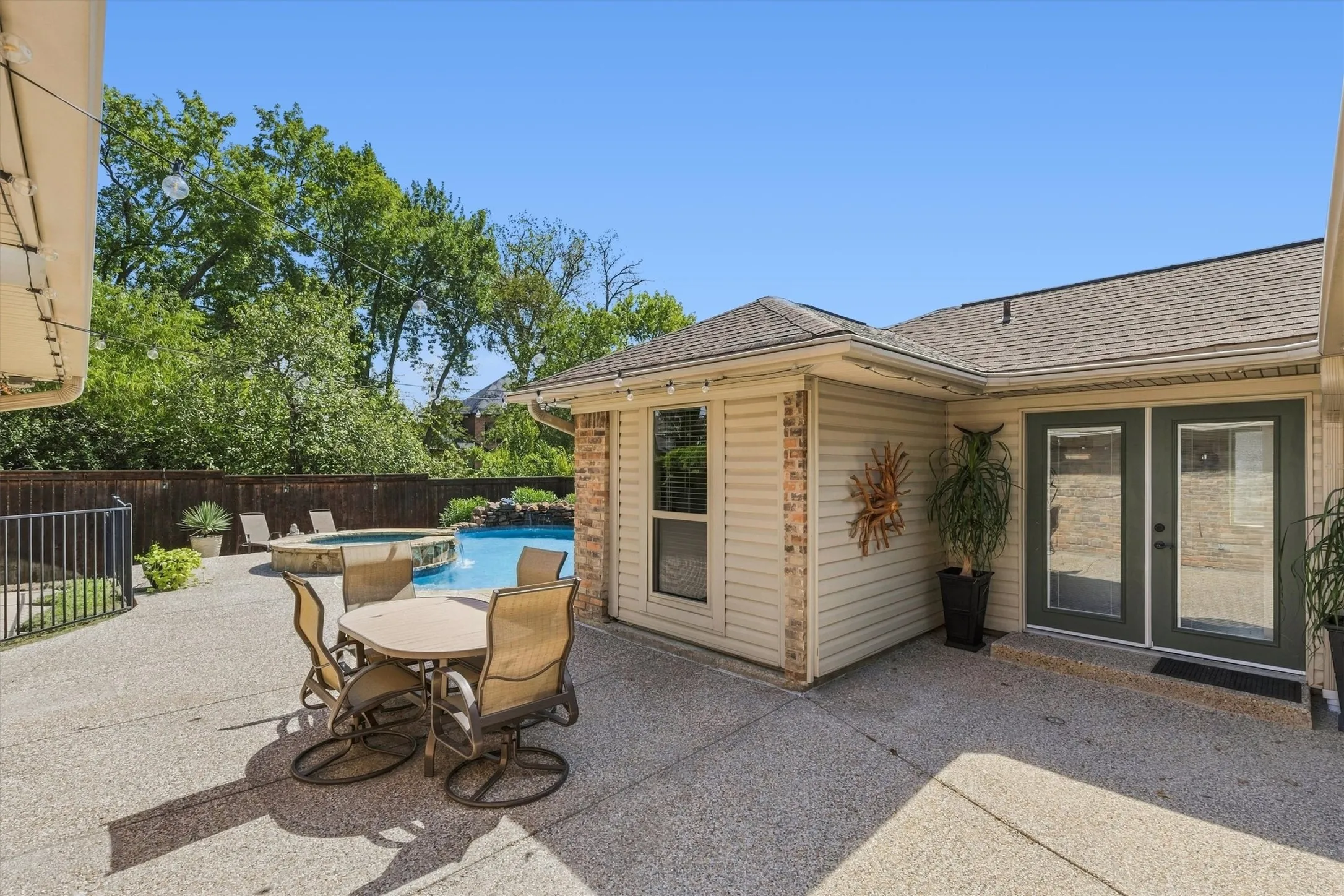 Single Family Residence For Sale in Collin County , 2904 Foxboro Drive, Richardson, Texas 75082, 3 Bedroom, 3 Bathroom, 2 Garage spaces, 2,649 Sqft, built in 1977, mls#21398492, Real Estate Agent in Richardson, Homes For Sale in Collin county, Homes For Sale in Richardson, Realtor in Richardson Texas, Real Estate Brokerage Independent Realty Texas, Luminita Cordes Realtor