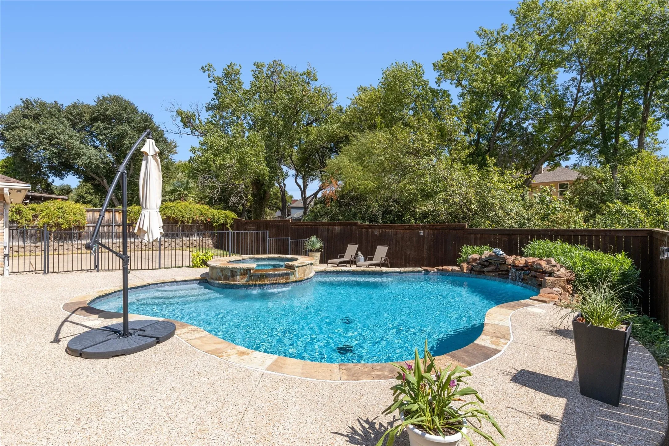 Single Family Residence For Sale in Collin County , 2904 Foxboro Drive, Richardson, Texas 75082, 3 Bedroom, 3 Bathroom, 2 Garage spaces, 2,649 Sqft, built in 1977, mls#21398492, Real Estate Agent in Richardson, Homes For Sale in Collin county, Homes For Sale in Richardson, Realtor in Richardson Texas, Real Estate Brokerage Independent Realty Texas, Luminita Cordes Realtor
