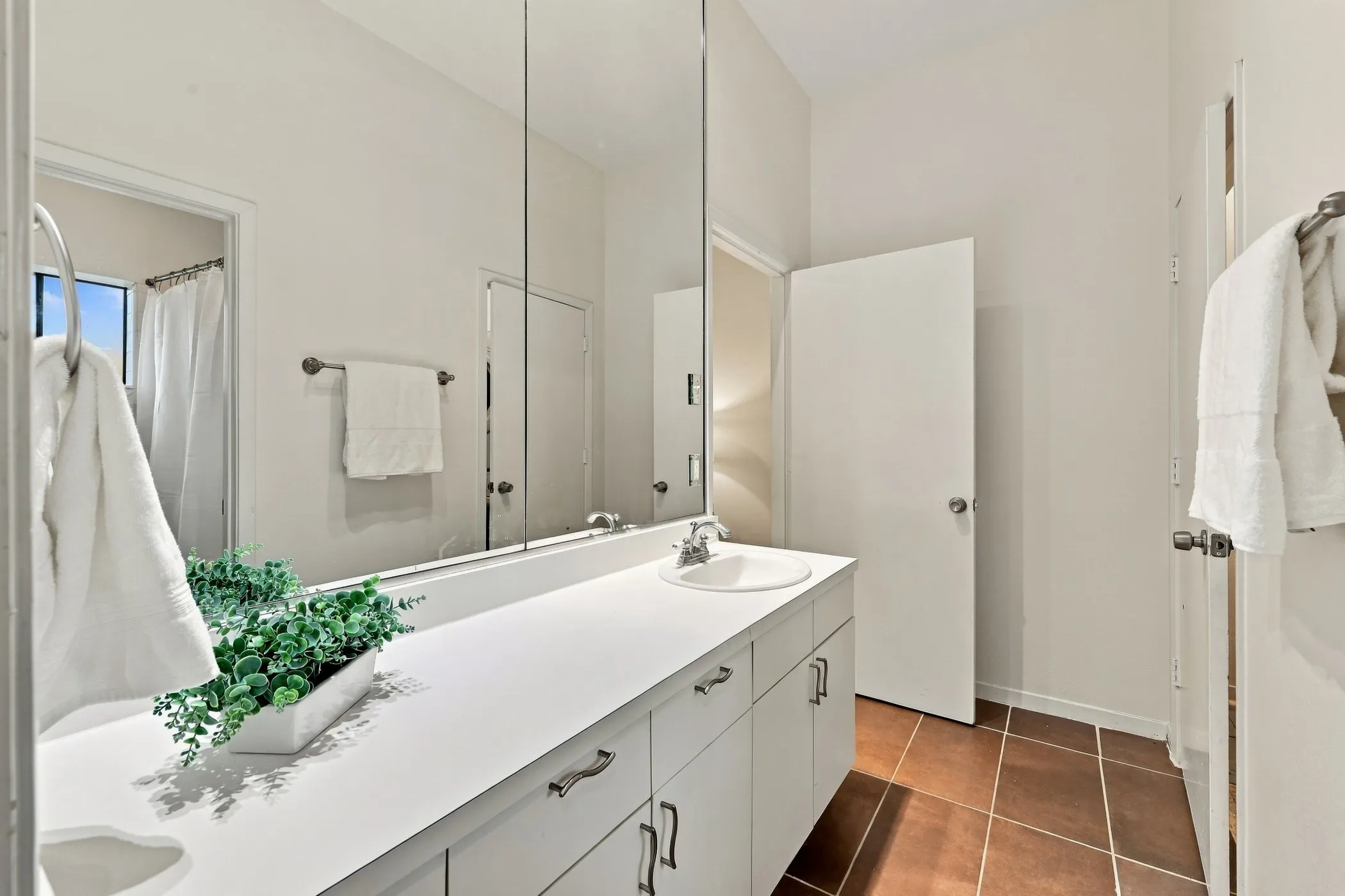 Condominium For Sale in Dallas County , 4334 Buena Vista Street E, Dallas, Texas 75205, 1 Bedroom, 1 Bathroom, 1 Garage spaces, 812 Sqft, built in 1984, mls#21401993, Real Estate Agent in Dallas, Homes For Sale in Dallas county, Homes For Sale in Dallas, Realtor in Dallas Texas, Real Estate Brokerage Independent Realty Texas, Luminita Cordes Realtor