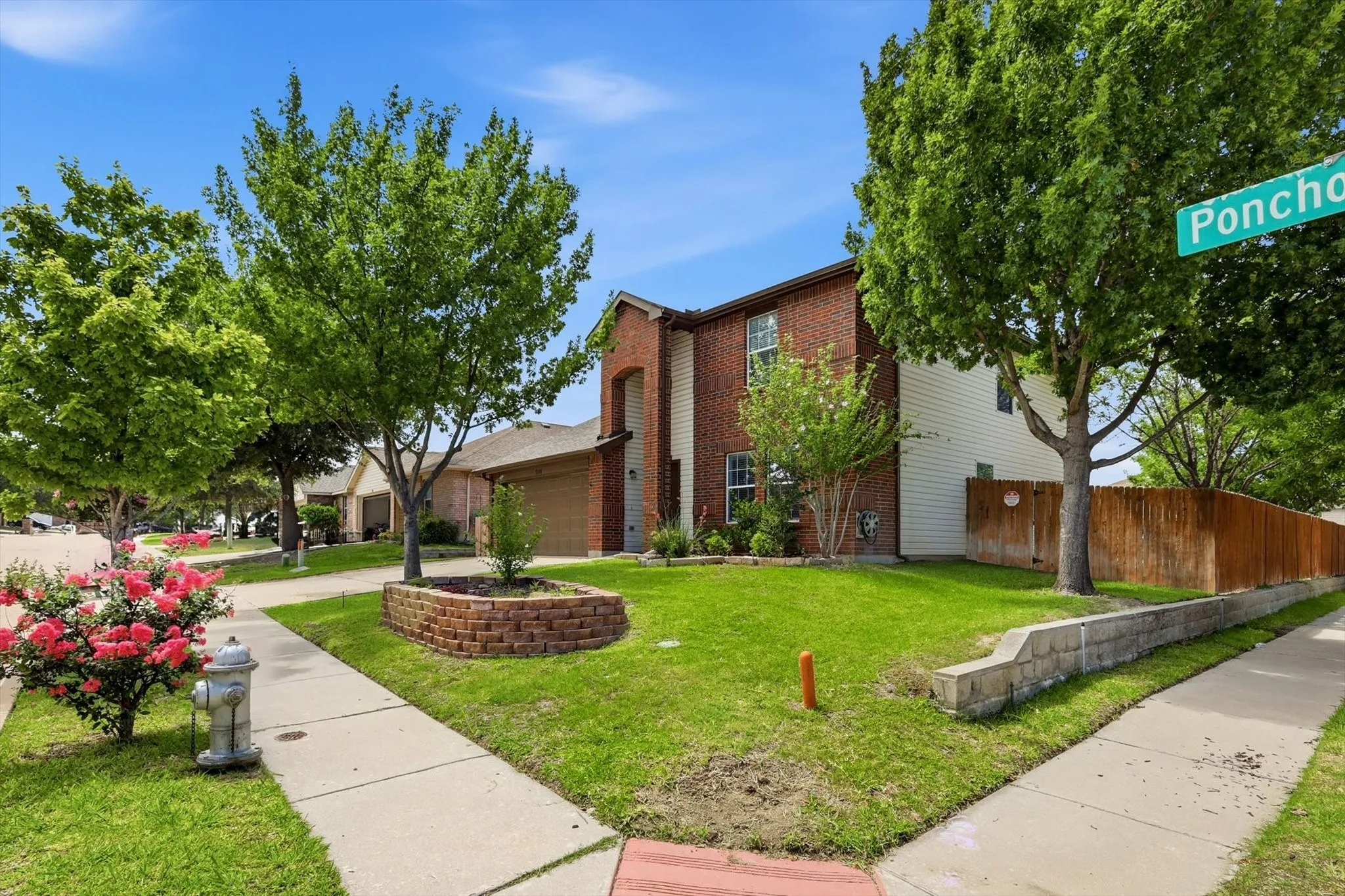 Single Family Residence For Sale in Tarrant County , 800 Poncho Lane, Fort Worth, Texas 76052, 4 Bedroom, 3 Bathroom, 2 Garage spaces, 2,462 Sqft, built in 2005, mls#21370020, Real Estate Agent in Fort Worth, Homes For Sale in Tarrant county, Homes For Sale in Fort Worth, Realtor in Fort Worth Texas, Real Estate Brokerage Independent Realty Texas, Luminita Cordes Realtor