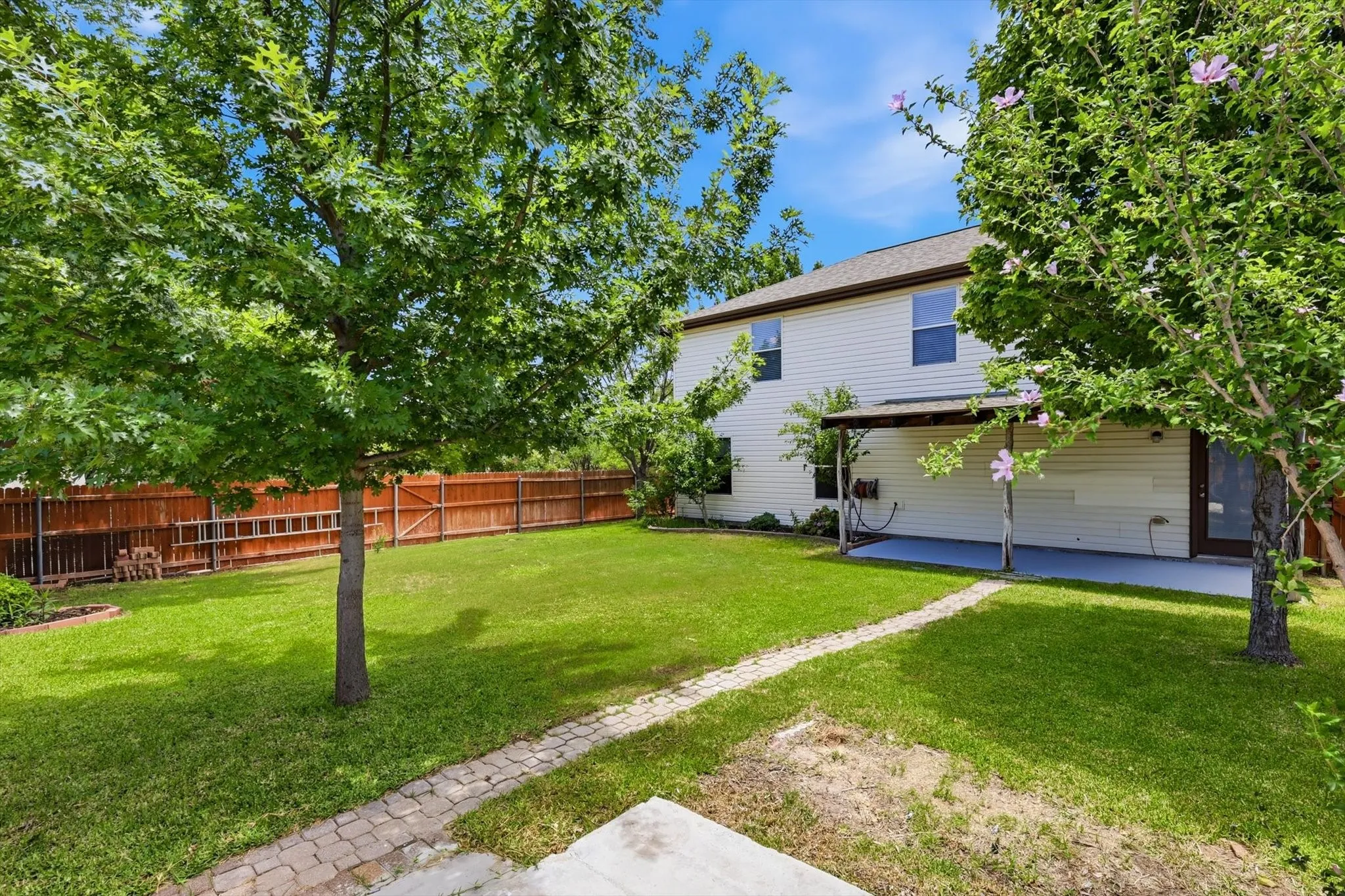 Single Family Residence For Sale in Tarrant County , 800 Poncho Lane, Fort Worth, Texas 76052, 4 Bedroom, 3 Bathroom, 2 Garage spaces, 2,462 Sqft, built in 2005, mls#21370020, Real Estate Agent in Fort Worth, Homes For Sale in Tarrant county, Homes For Sale in Fort Worth, Realtor in Fort Worth Texas, Real Estate Brokerage Independent Realty Texas, Luminita Cordes Realtor