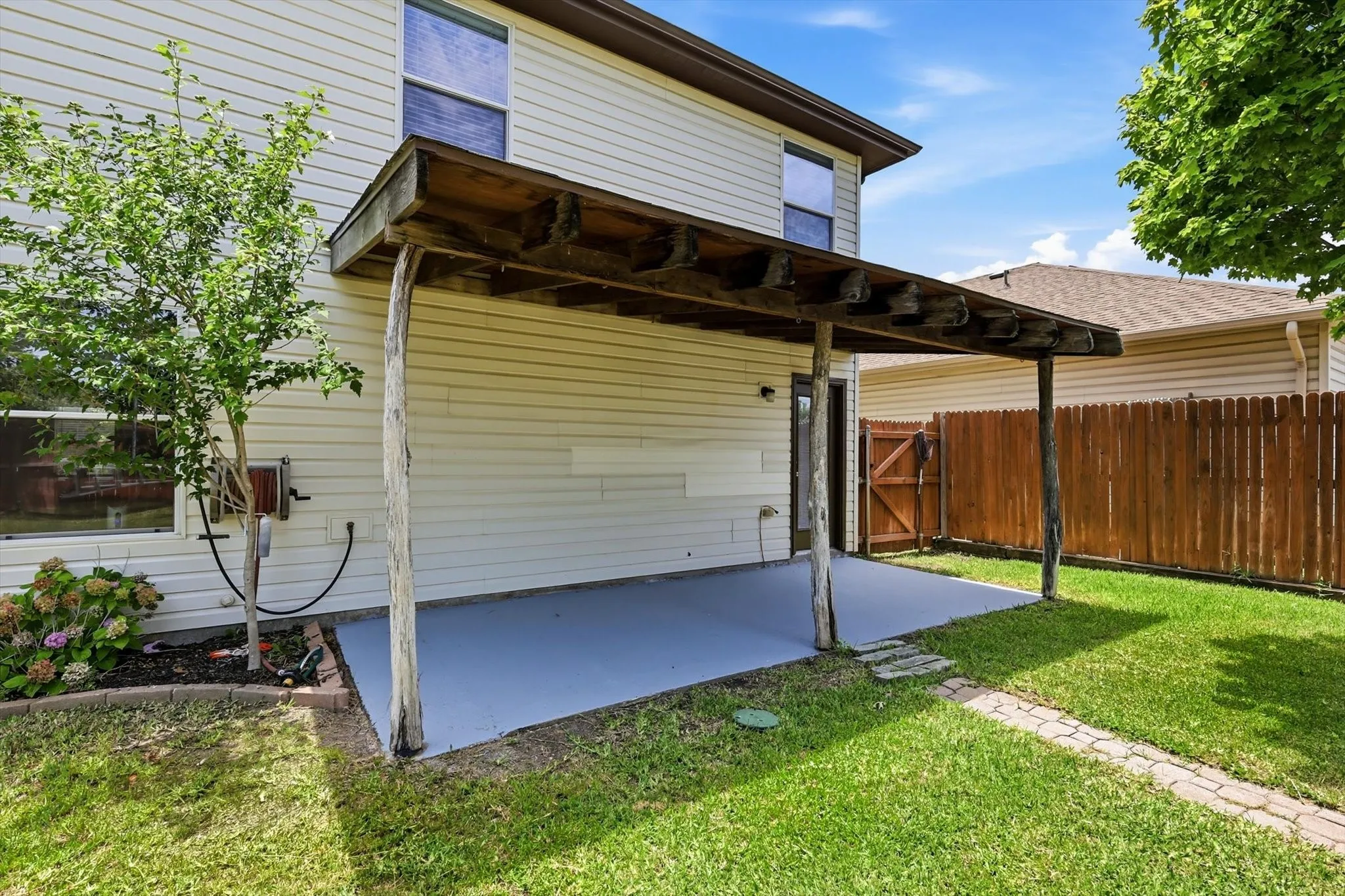 Single Family Residence For Sale in Tarrant County , 800 Poncho Lane, Fort Worth, Texas 76052, 4 Bedroom, 3 Bathroom, 2 Garage spaces, 2,462 Sqft, built in 2005, mls#21370020, Real Estate Agent in Fort Worth, Homes For Sale in Tarrant county, Homes For Sale in Fort Worth, Realtor in Fort Worth Texas, Real Estate Brokerage Independent Realty Texas, Luminita Cordes Realtor