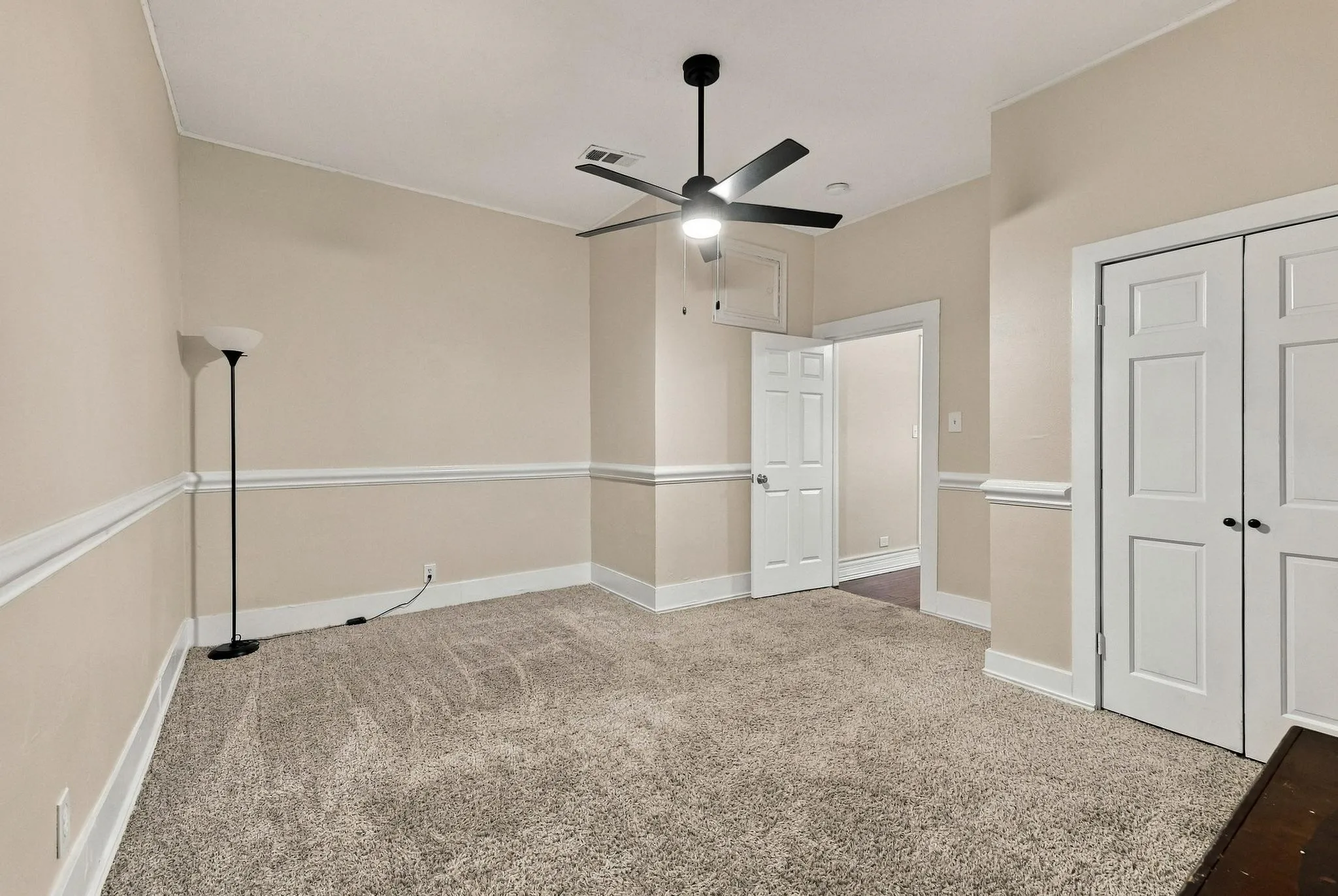 Single Family Residence For Sale in Grayson County , 806 W Gandy Street, Denison, Texas 75020, 3 Bedroom, 2 Bathroom, Garage spaces, 1,593 Sqft, built in 1920, mls#21400964, Real Estate Agent in Denison, Homes For Sale in Grayson county, Homes For Sale in Denison, Realtor in Denison Texas, Real Estate Brokerage Independent Realty Texas, Luminita Cordes Realtor