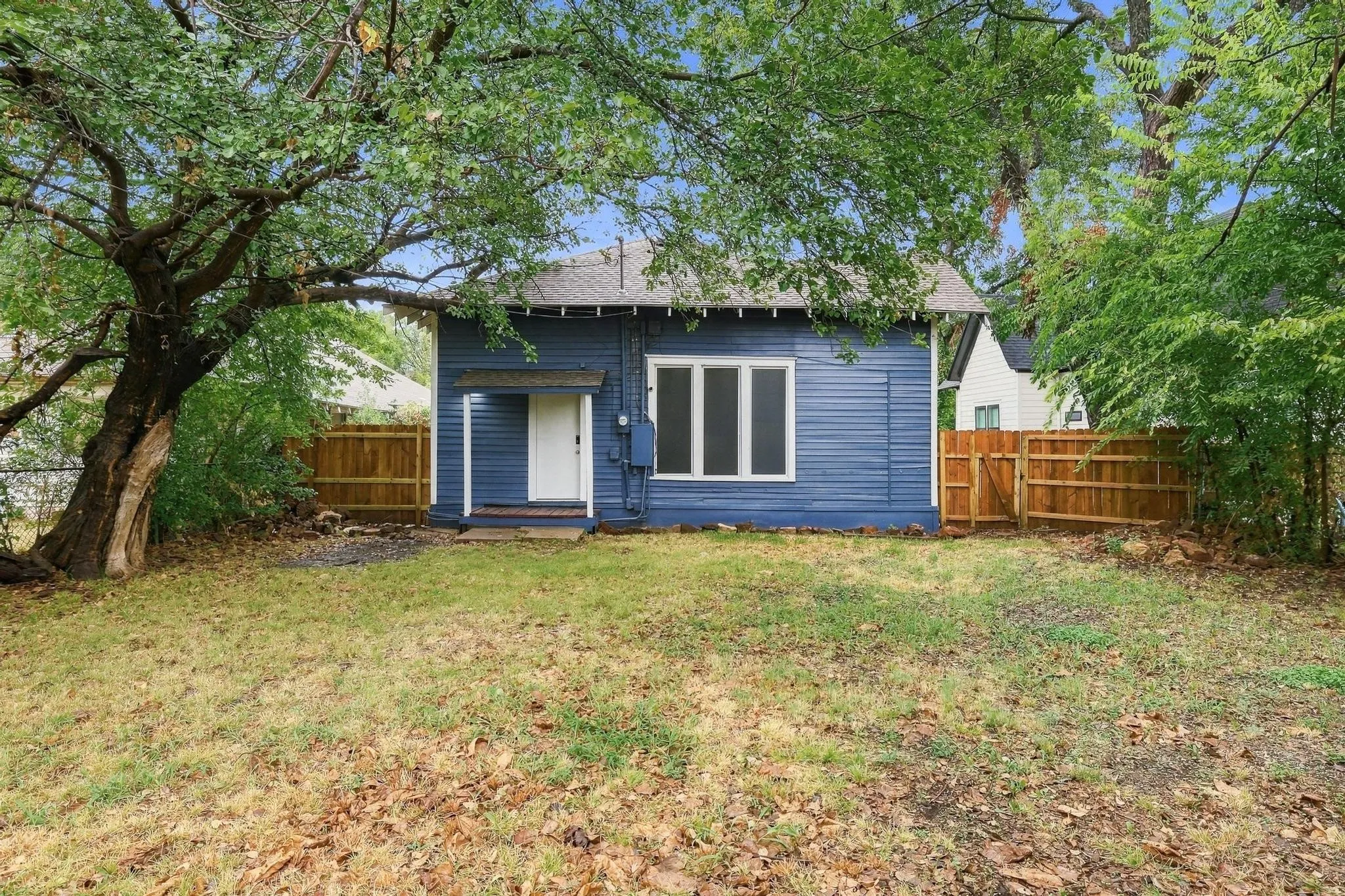 Single Family Residence For Sale in Grayson County , 806 W Gandy Street, Denison, Texas 75020, 3 Bedroom, 2 Bathroom, Garage spaces, 1,593 Sqft, built in 1920, mls#21400964, Real Estate Agent in Denison, Homes For Sale in Grayson county, Homes For Sale in Denison, Realtor in Denison Texas, Real Estate Brokerage Independent Realty Texas, Luminita Cordes Realtor