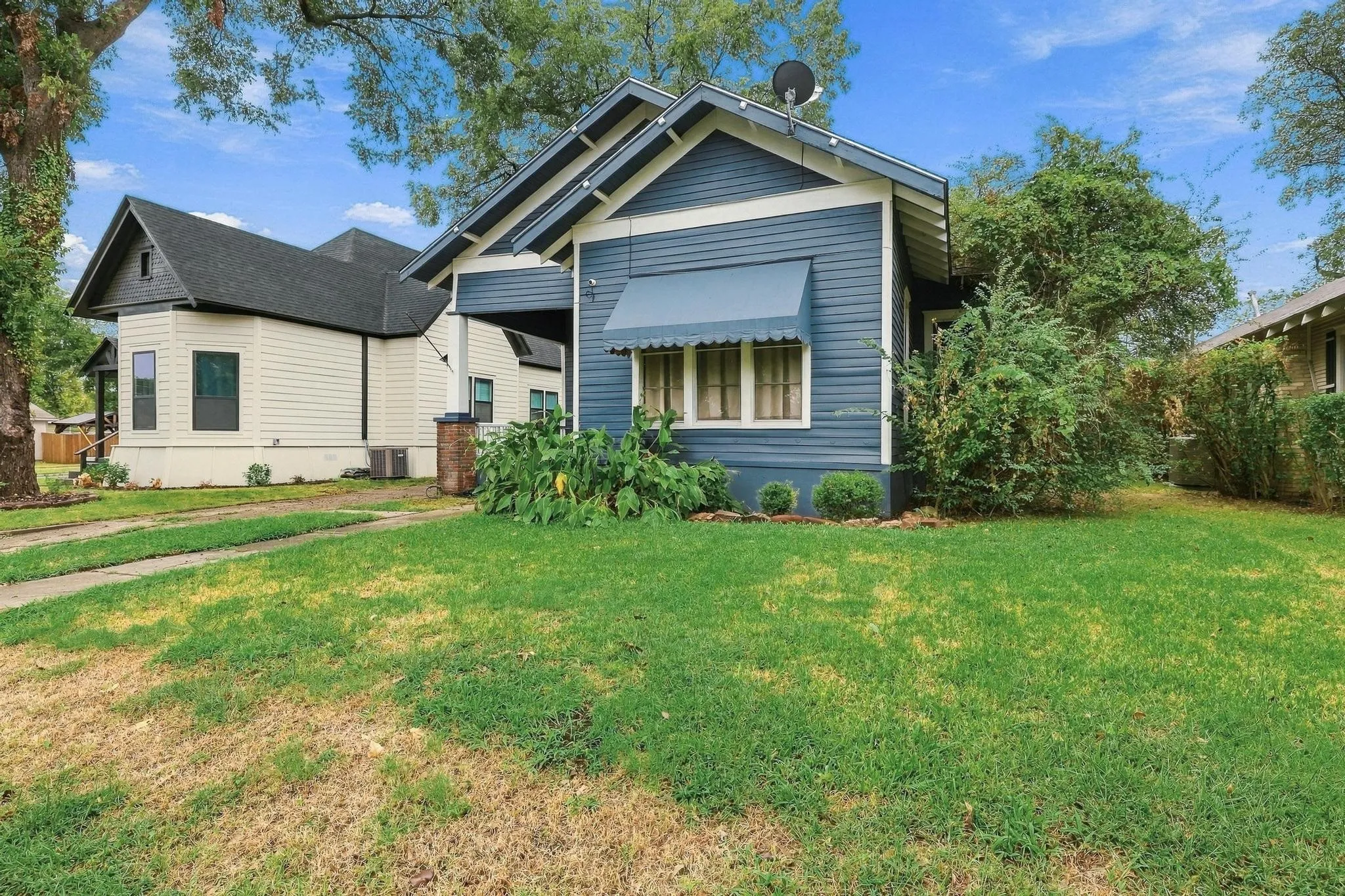 Single Family Residence For Sale in Grayson County , 806 W Gandy Street, Denison, Texas 75020, 3 Bedroom, 2 Bathroom, Garage spaces, 1,593 Sqft, built in 1920, mls#21400964, Real Estate Agent in Denison, Homes For Sale in Grayson county, Homes For Sale in Denison, Realtor in Denison Texas, Real Estate Brokerage Independent Realty Texas, Luminita Cordes Realtor